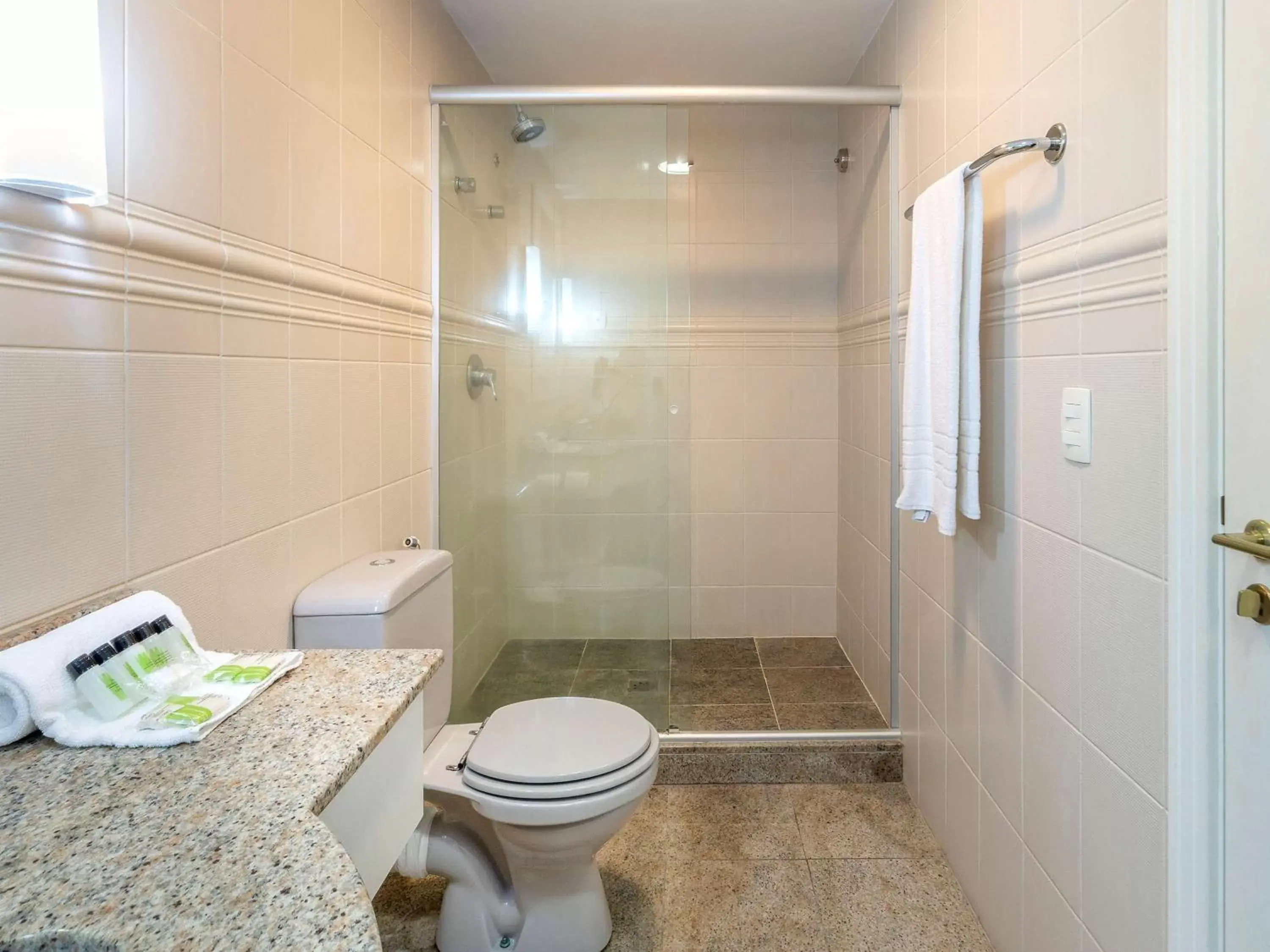 Bathroom in Manhattan Porto Alegre by Mercure