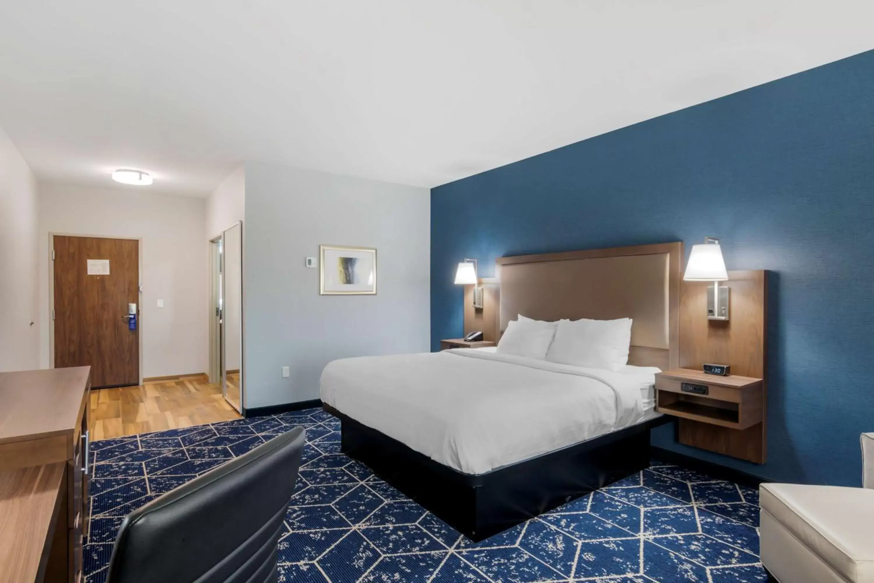 Bed in Best Western Plus St. Louis Airport Hotel