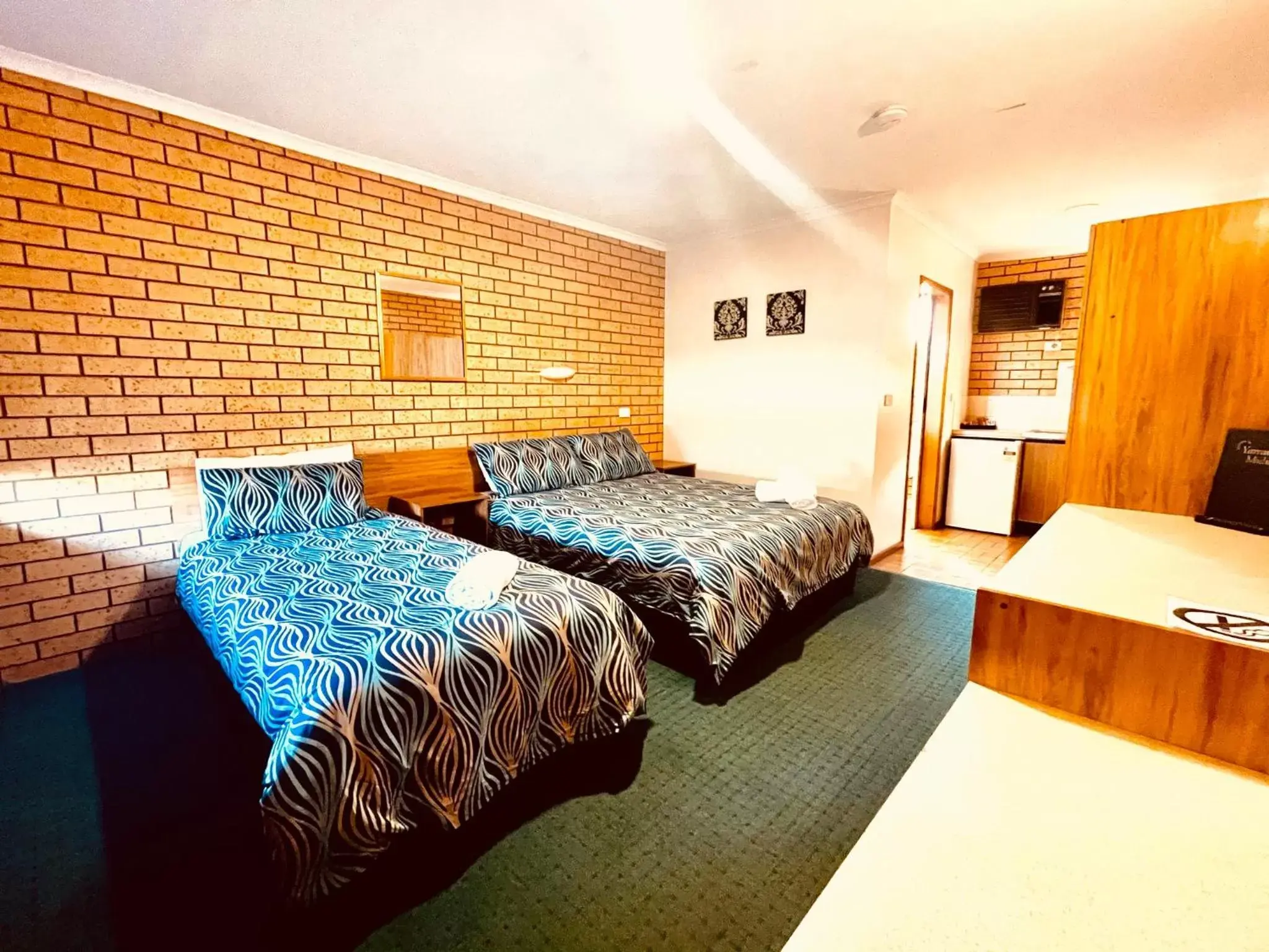 Photo of the whole room, Bed in Lake Mulwala Hotel