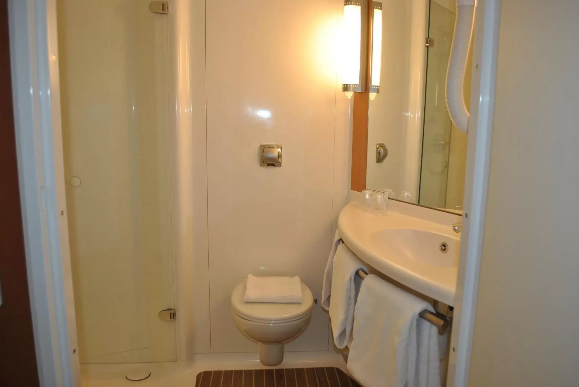 Shower, Bathroom in ibis Loriol Le Pouzin