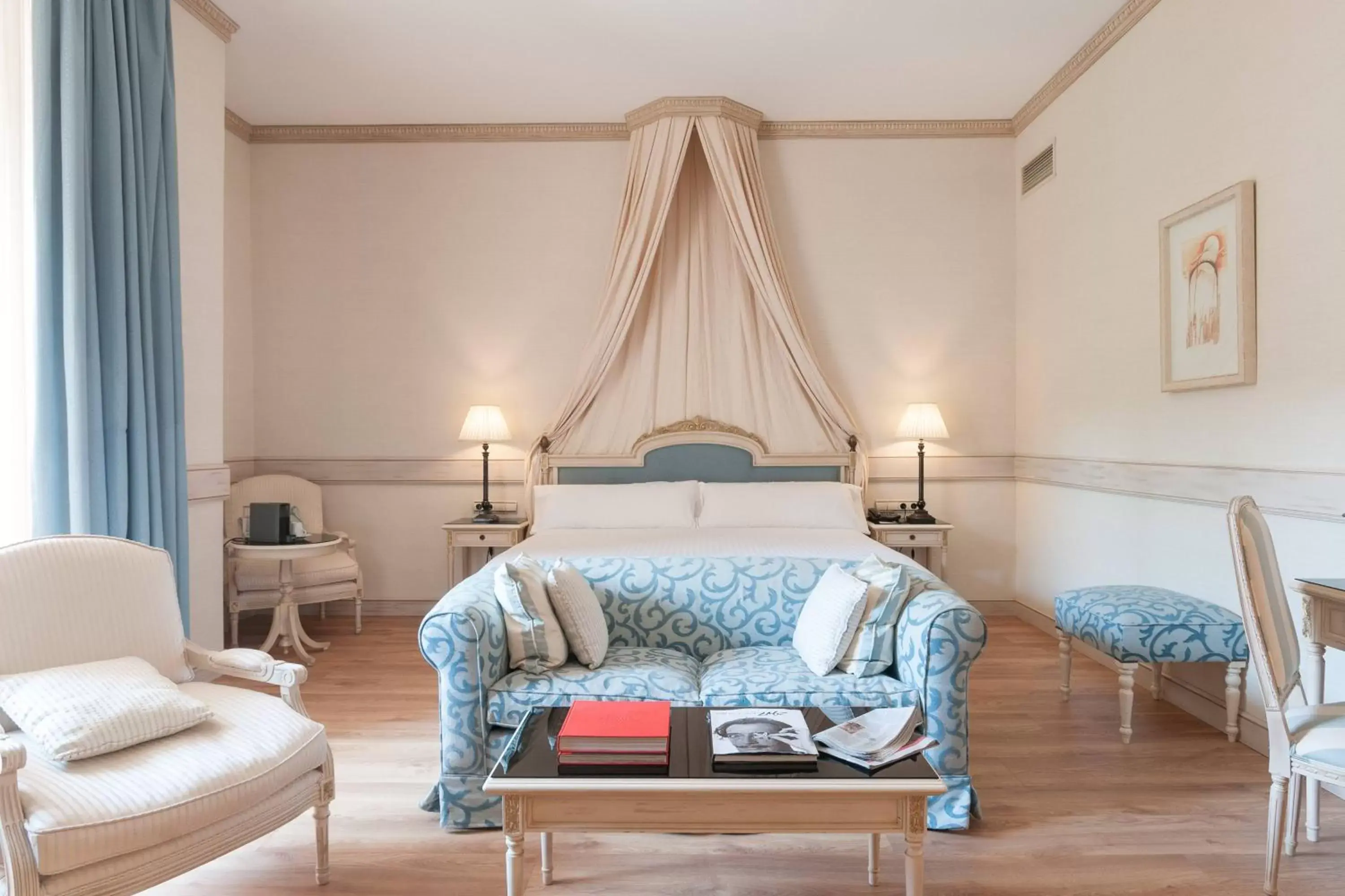 Photo of the whole room, Bed in Eugenia de Montijo, Autograph Collection