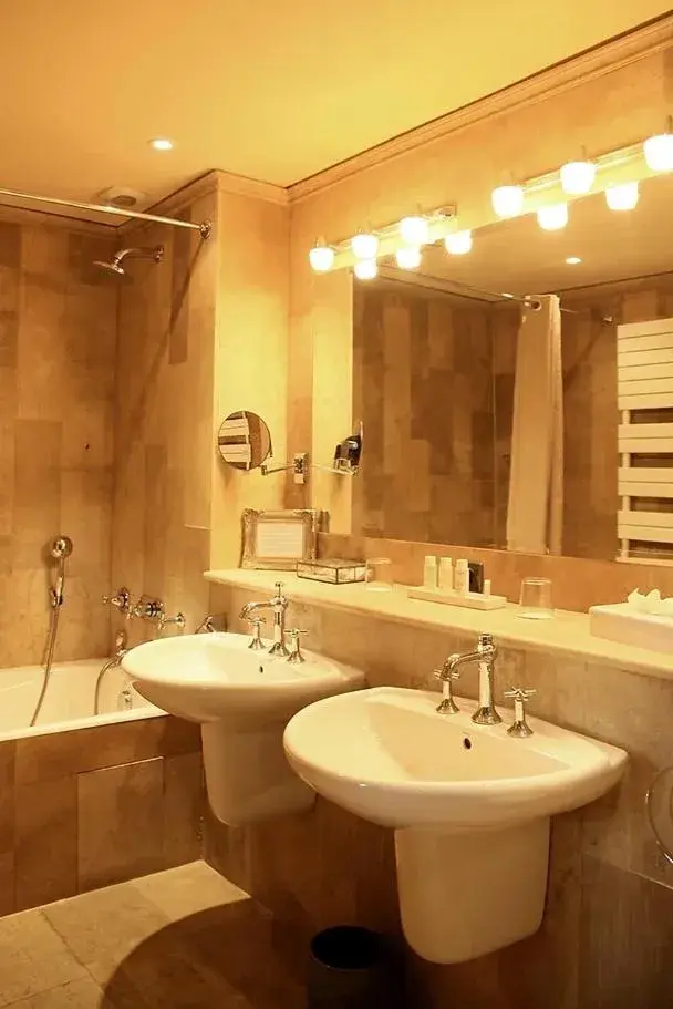 Toilet, Bathroom in La Villa Mazarin