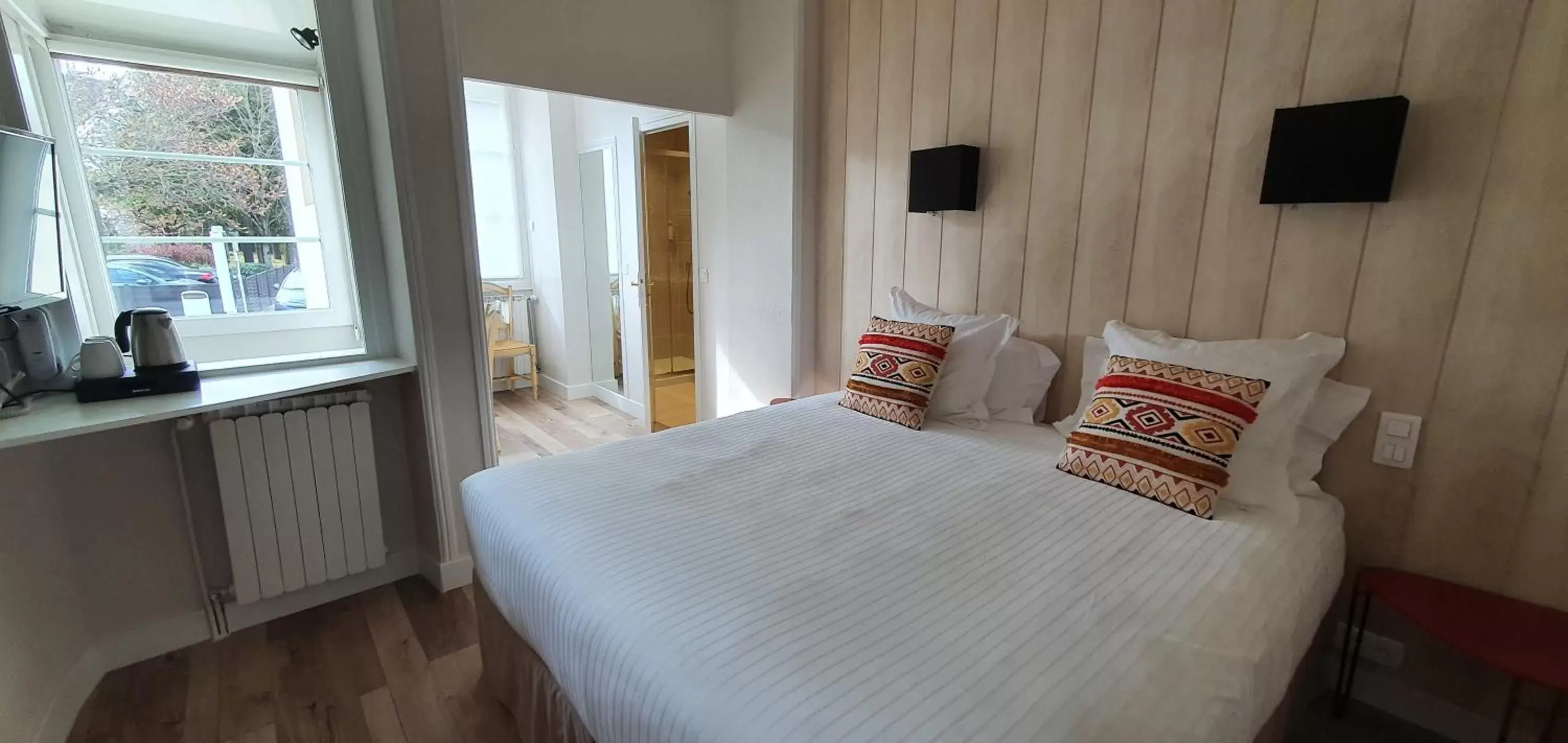 Property building, Bed in Logis Hotel La Closerie