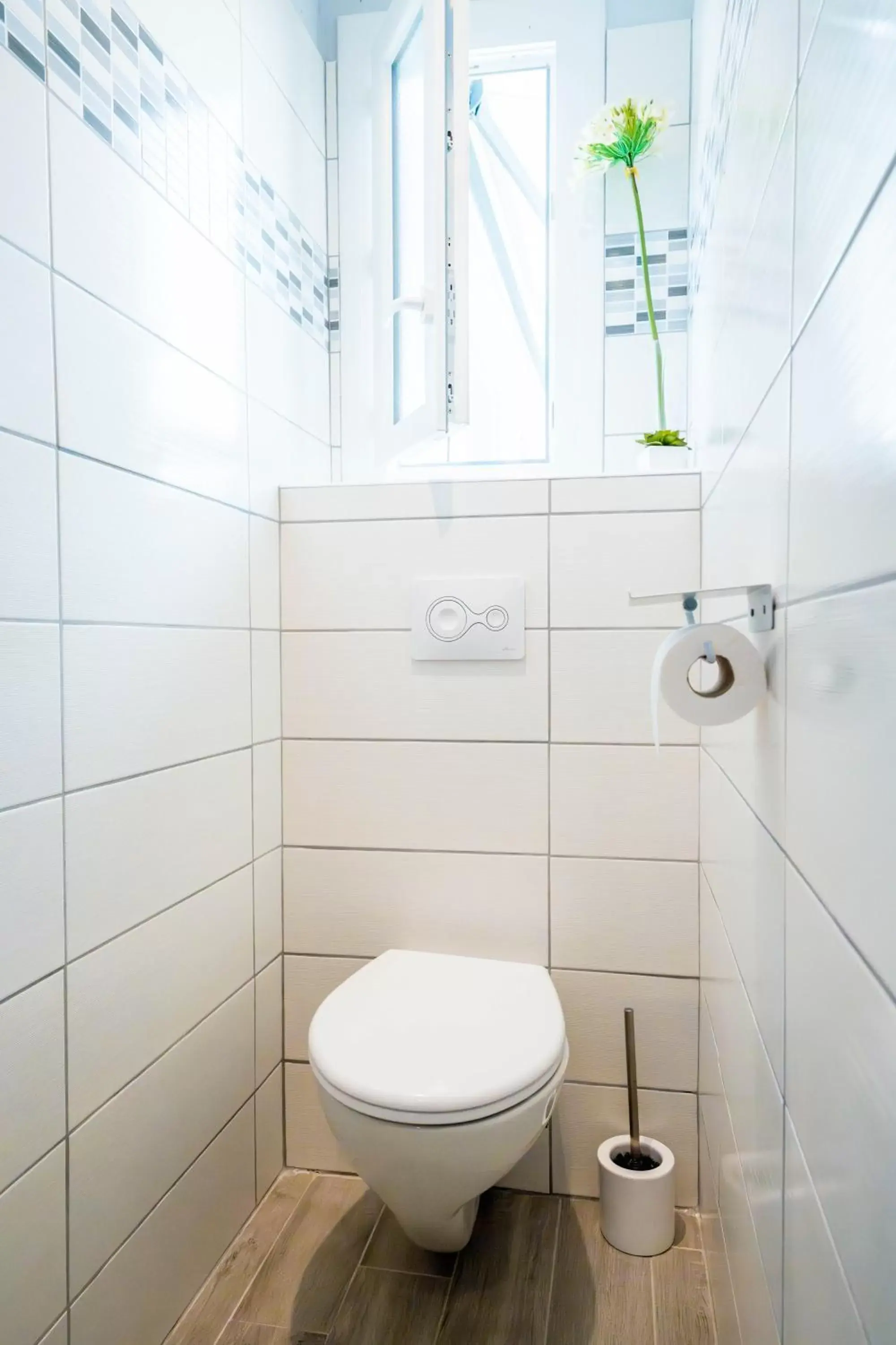 Toilet, Bathroom in La Maison Jaffran, suite en ville