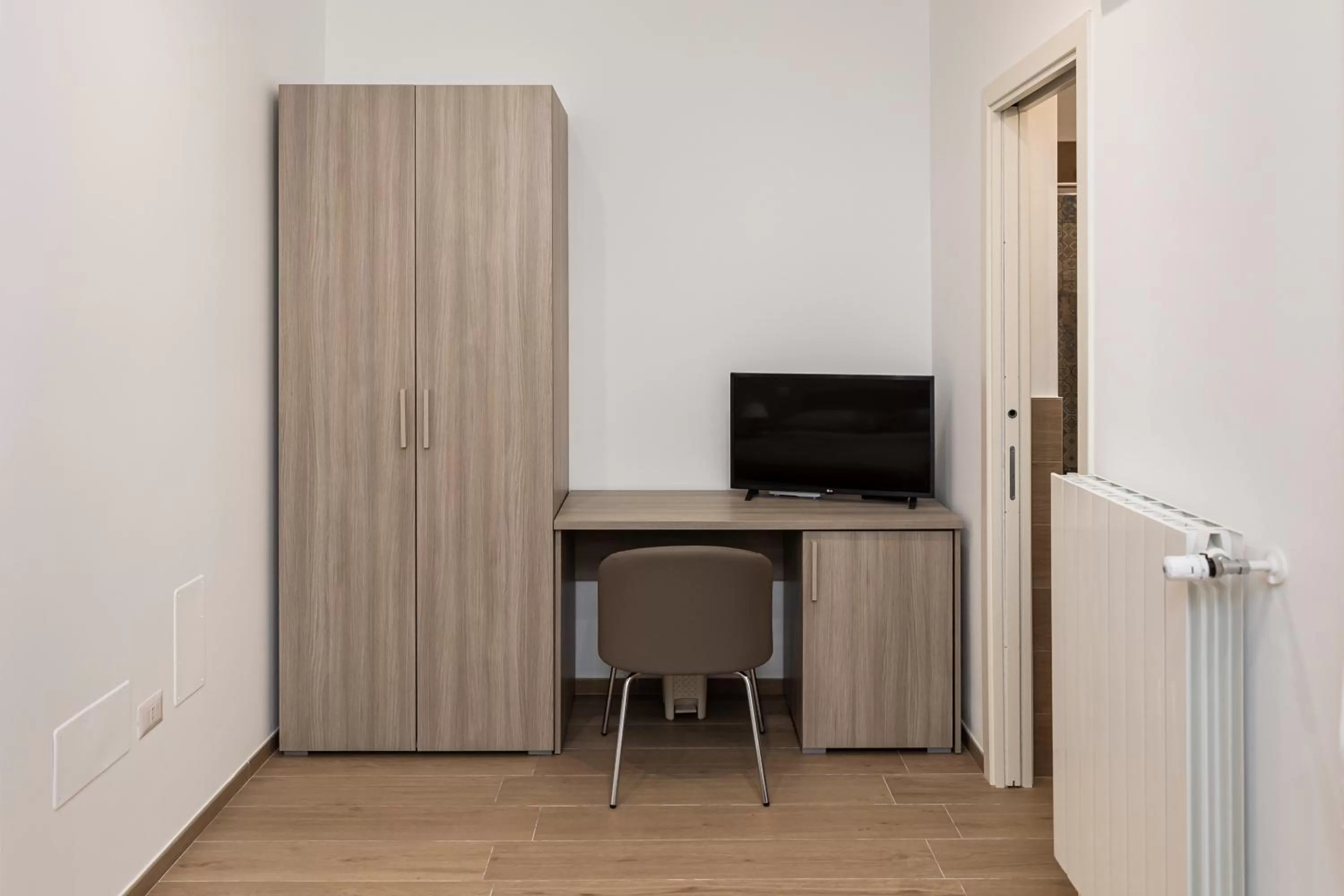 TV and multimedia, TV/Entertainment Center in Peter & Dove's House