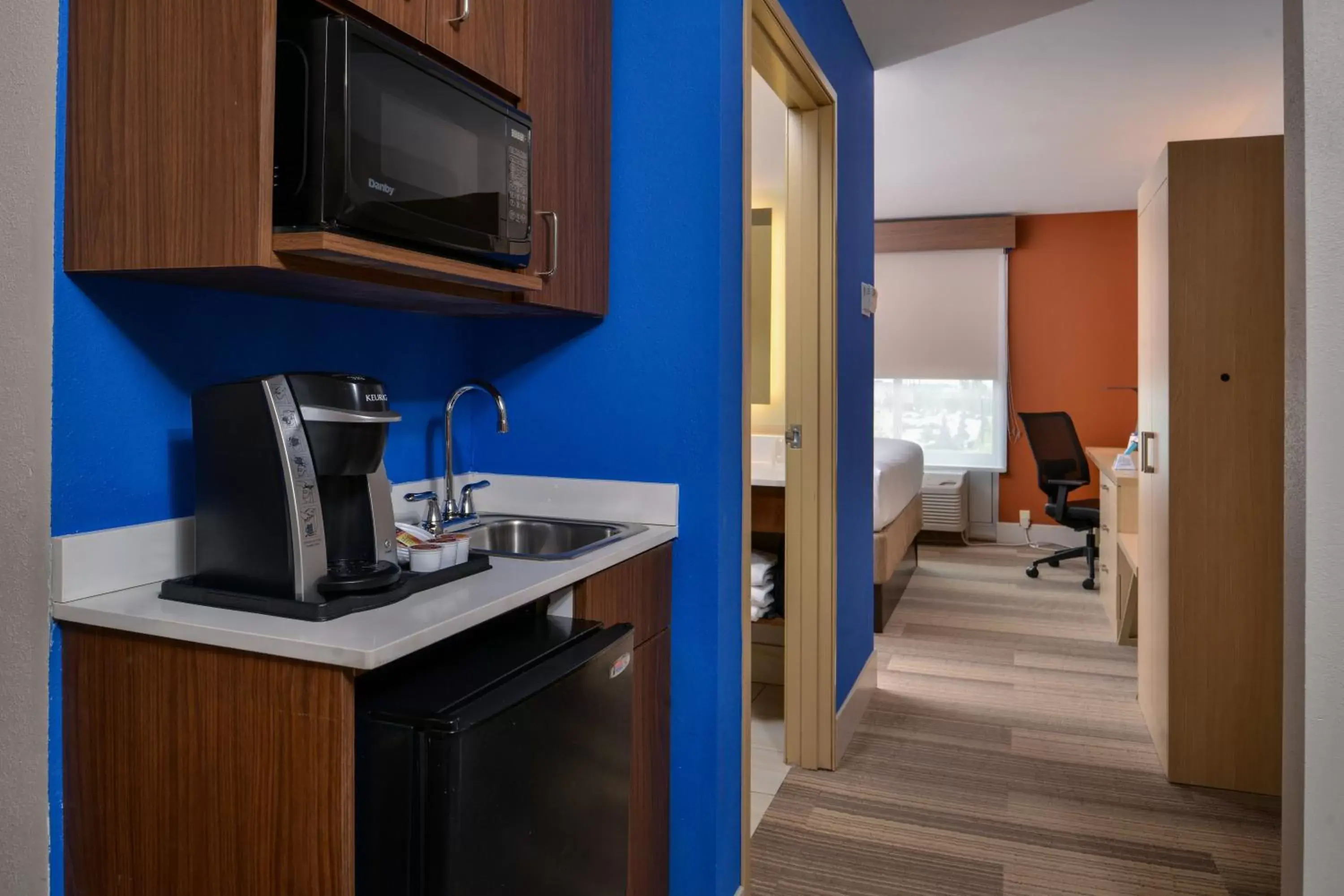 Photo of the whole room, Kitchen/Kitchenette in Holiday Inn Express Hotel & Suites Cincinnati - Mason, an IHG Hotel