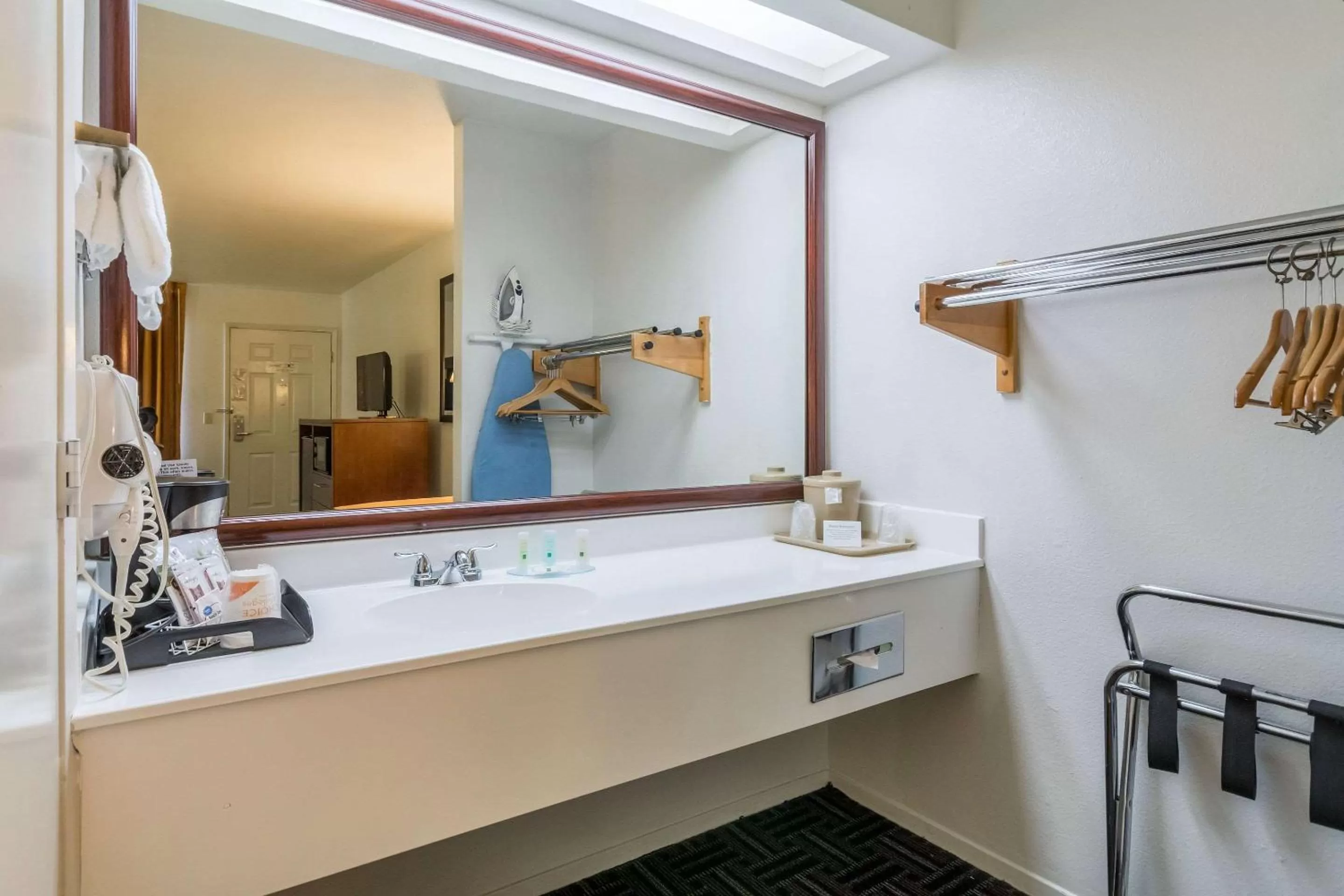 Photo of the whole room in Quality Inn Fresno Near University