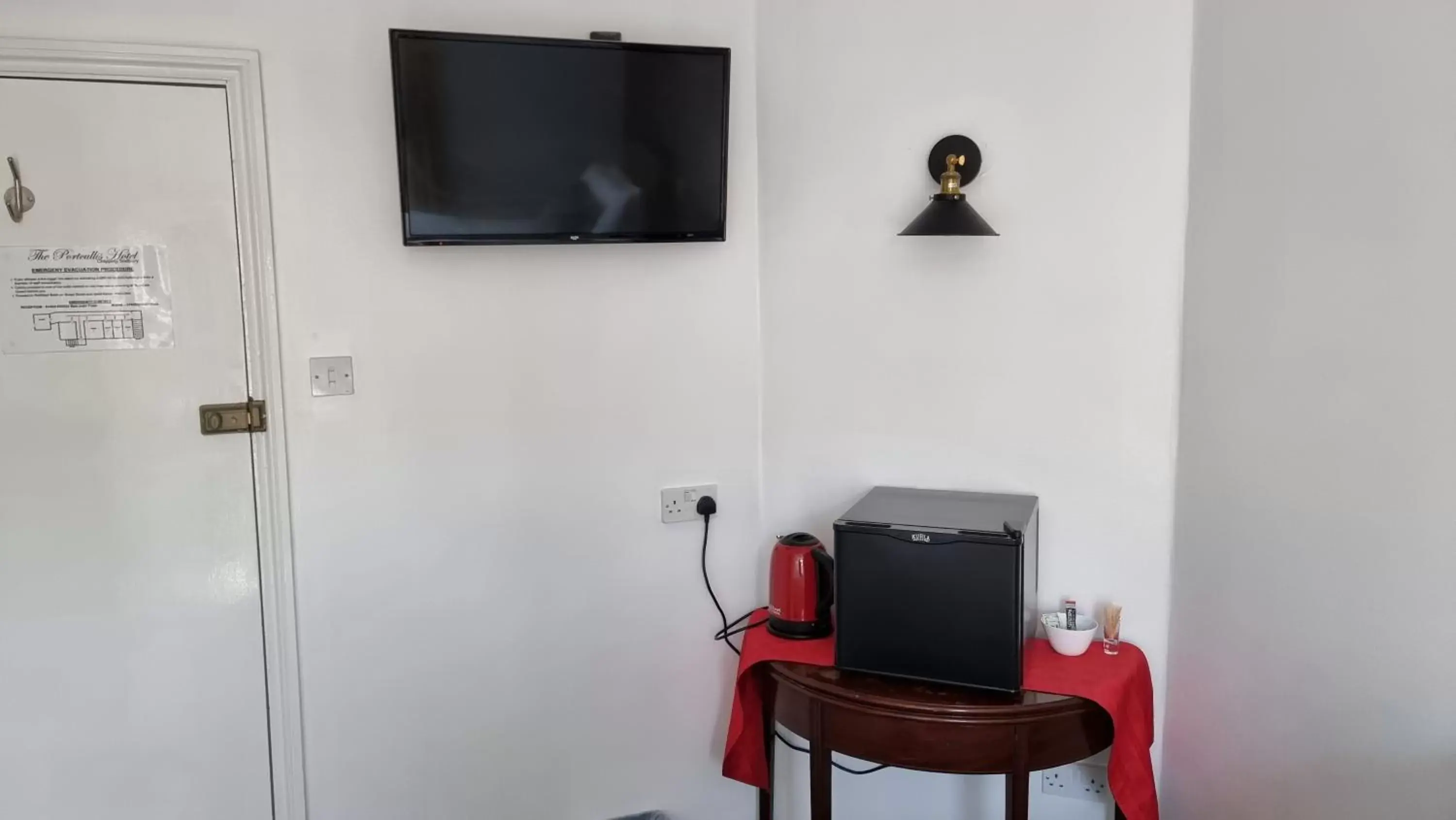 Bedroom, TV/Entertainment Center in The Portcullis Hotel