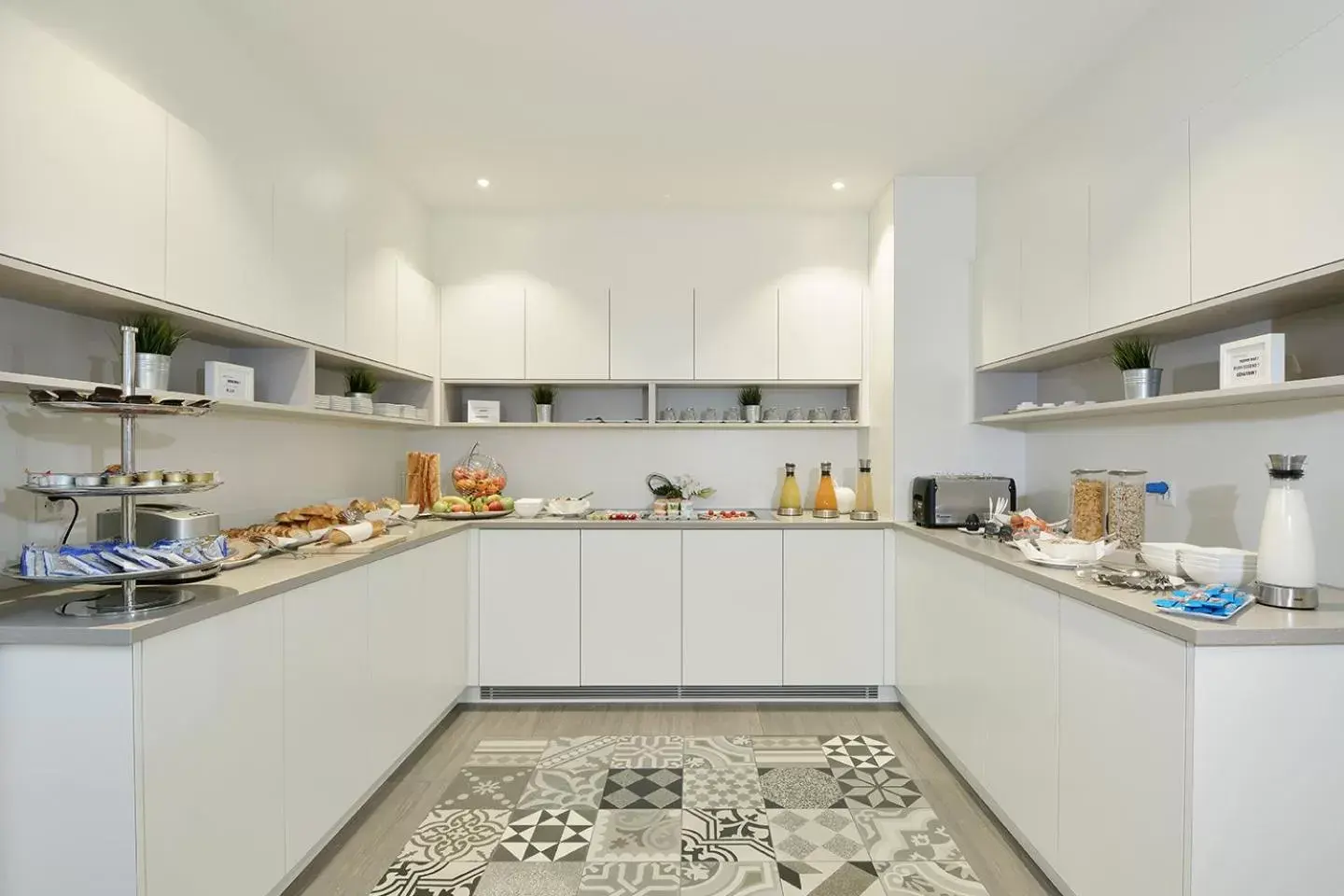 Continental breakfast, Kitchen/Kitchenette in Hotel des Alpes