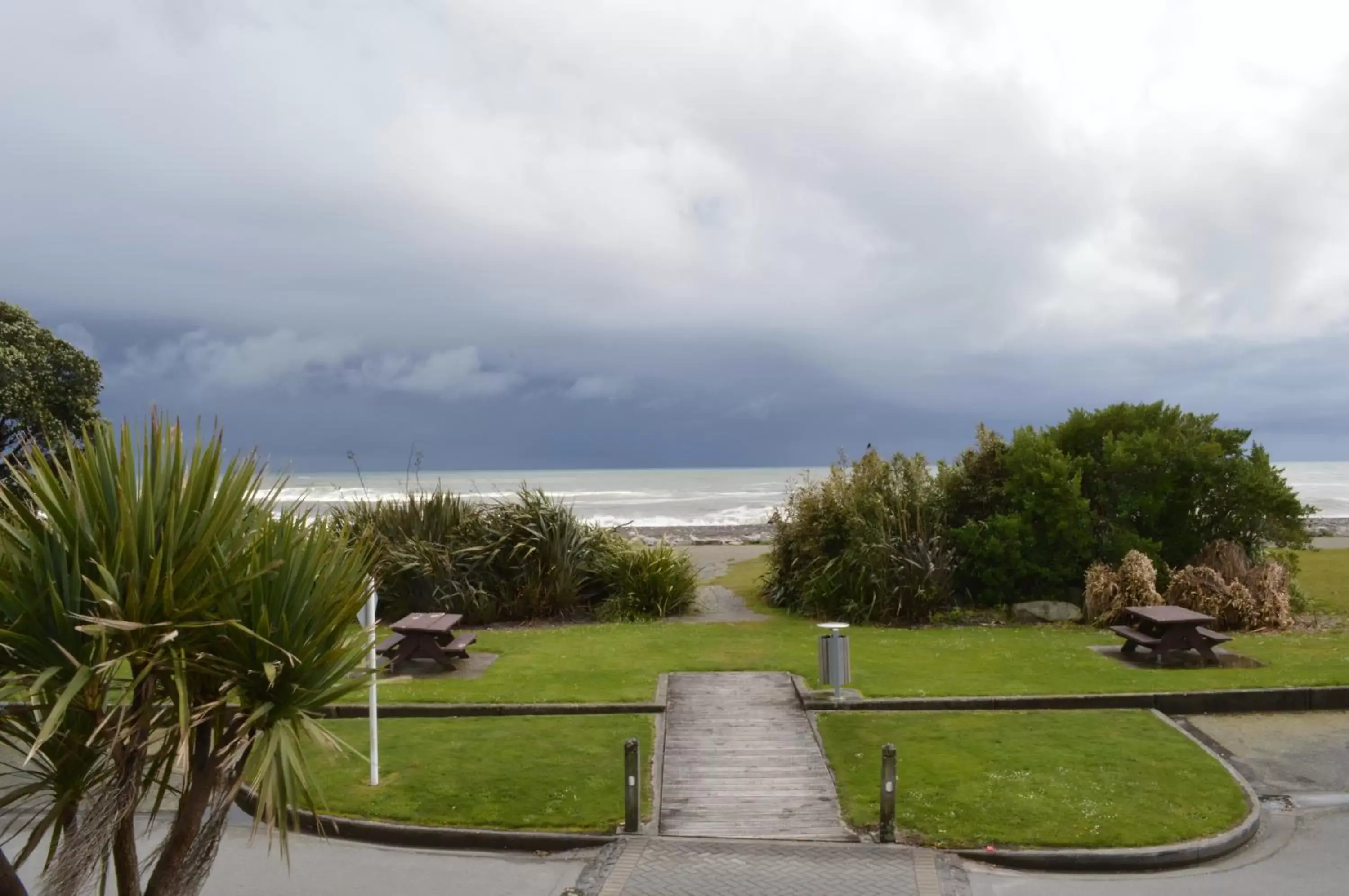 Beach, Garden in Beachfront Hotel Hokitika