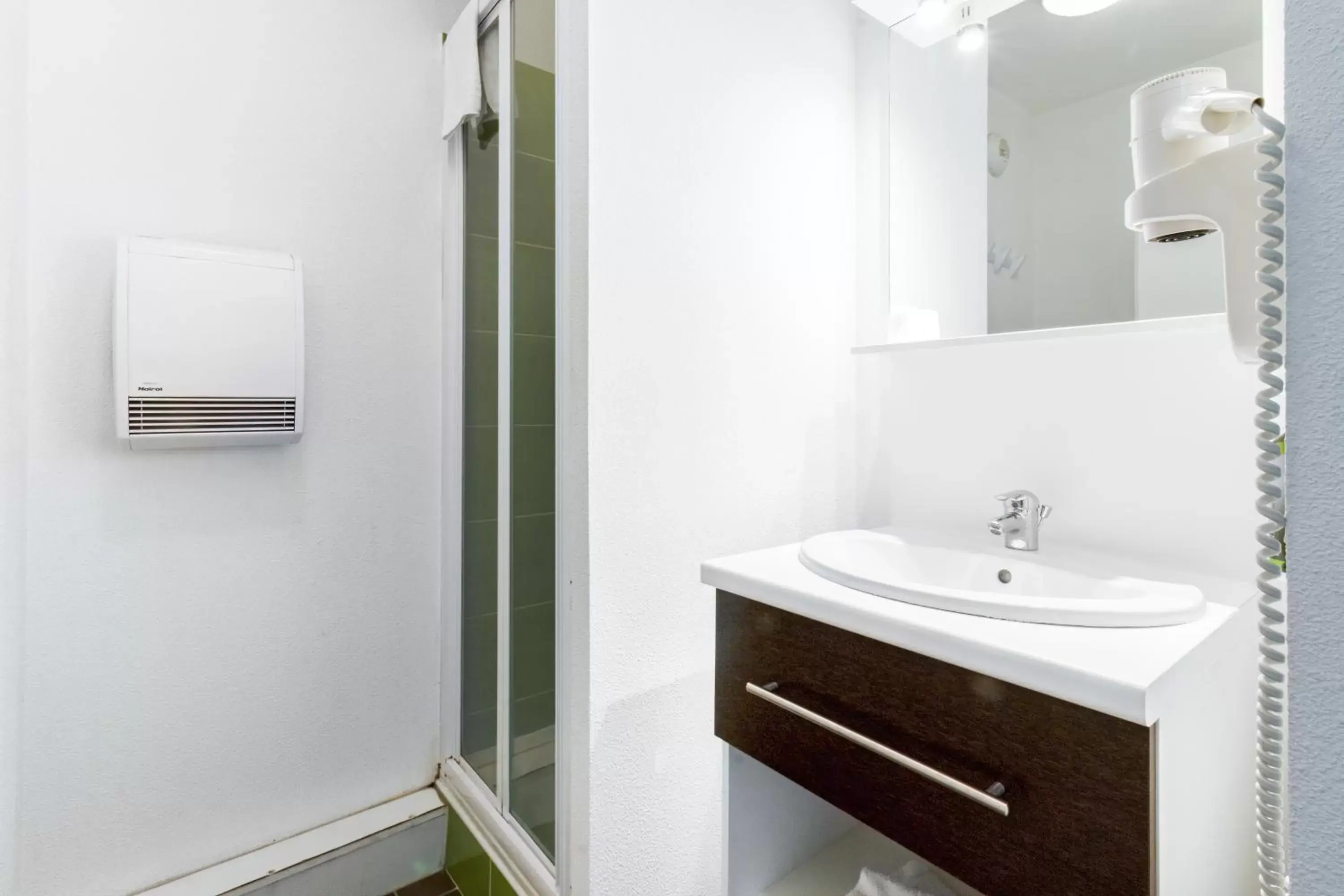 Bathroom in All Suites Pau – Zénith