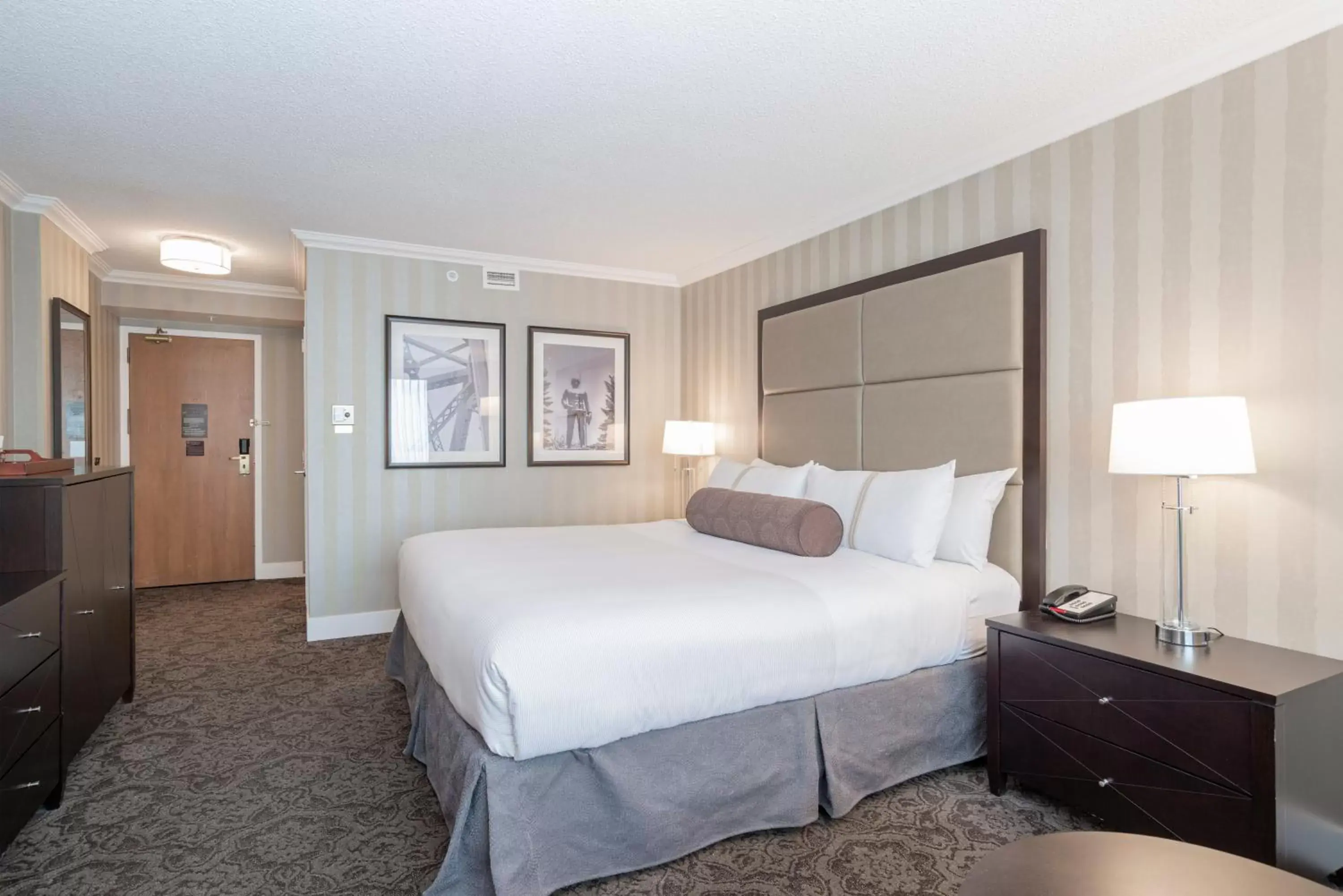 Photo of the whole room, Bed in Sandman Signature Edmonton Downtown Hotel