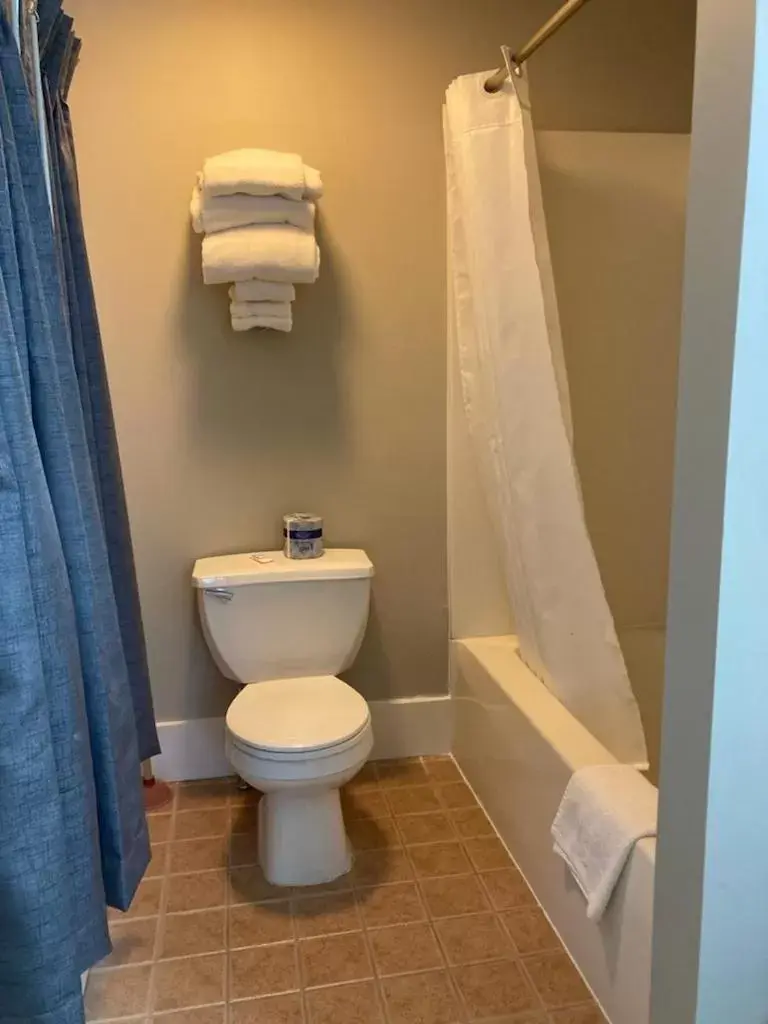 Bathroom in Country Squire Inn and Suites