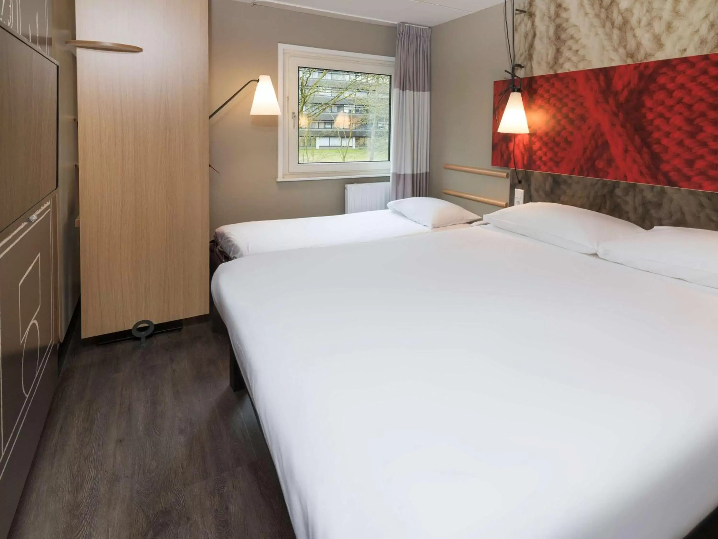 Photo of the whole room, Bed in ibis Tilburg