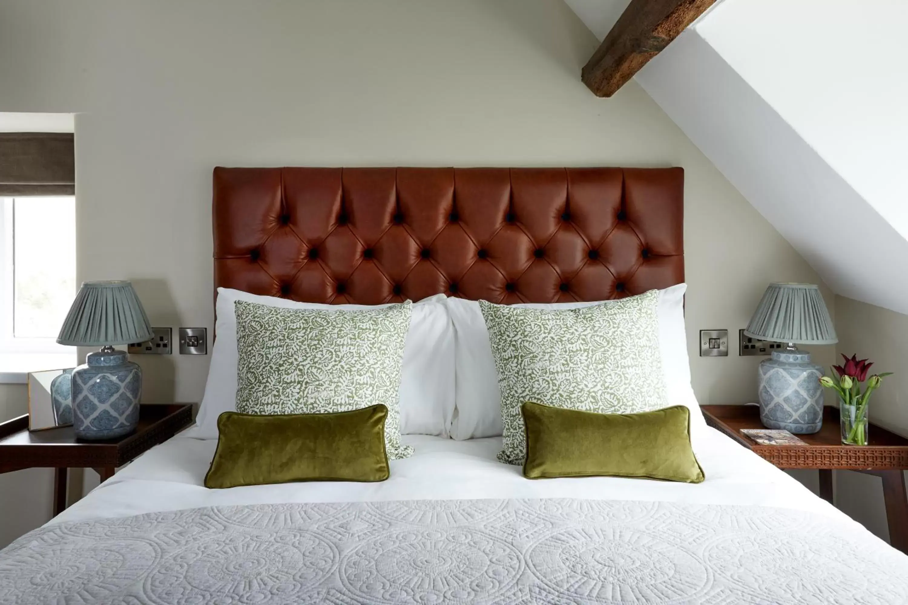 Bedroom, Bed in The Crown Inn, Church Enstone