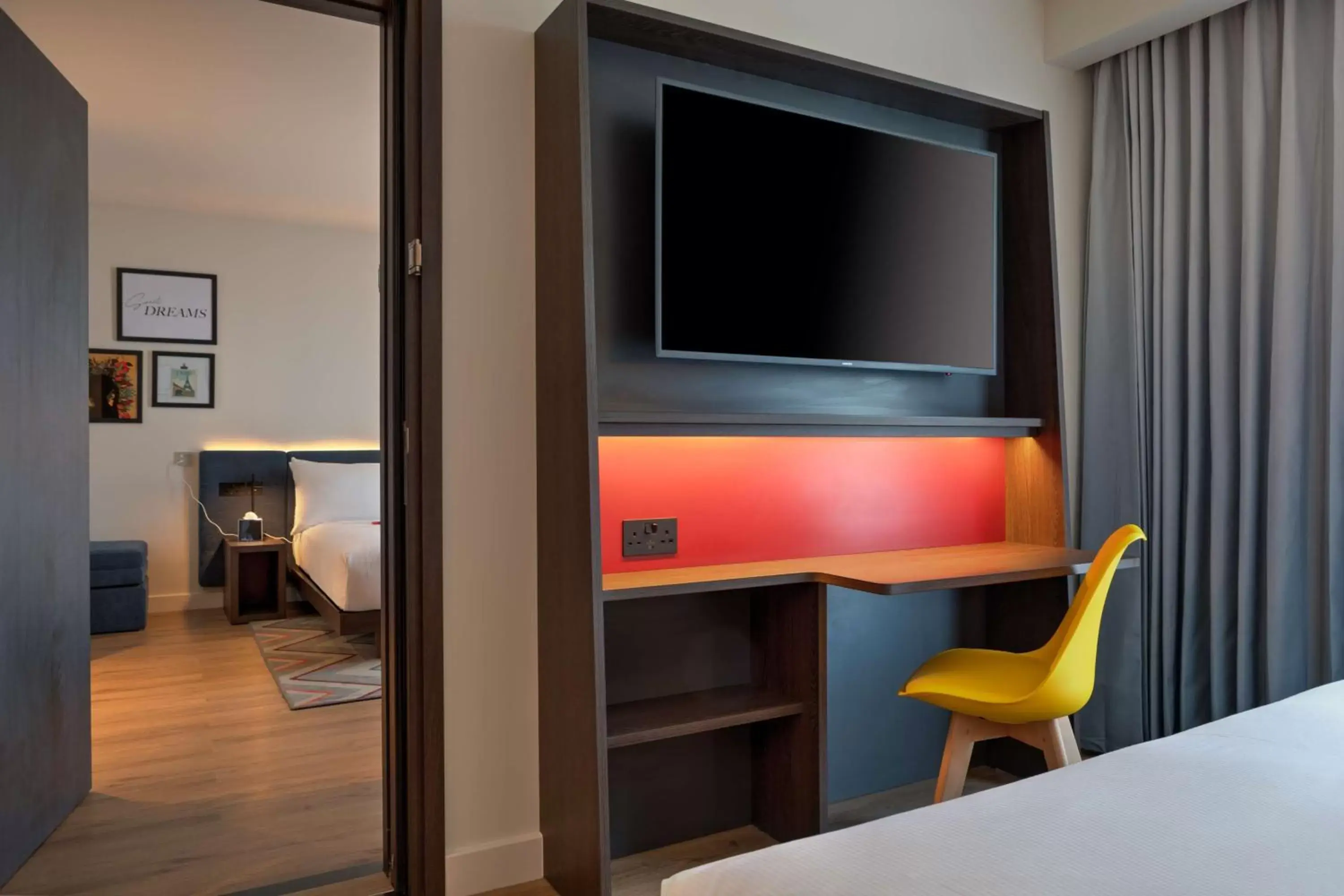 Bedroom, TV/Entertainment Center in Hampton by Hilton Ashford International