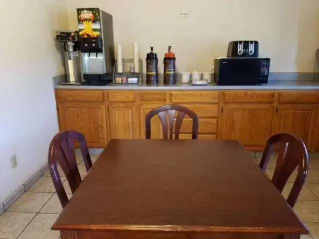 Coffee/tea facilities, Dining Area in Knights Inn Franklin