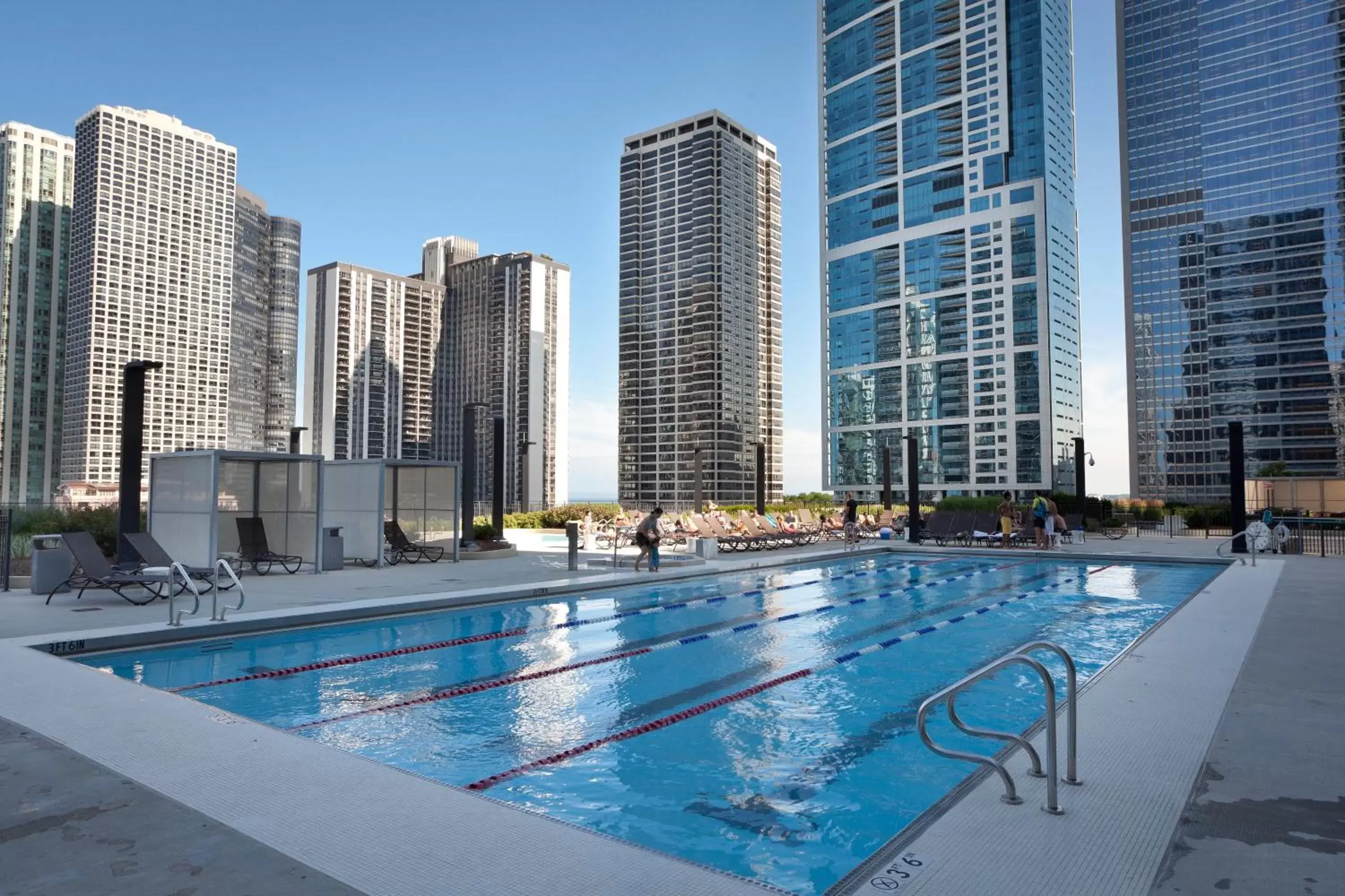 Swimming Pool in Radisson Blu Aqua Hotel Chicago