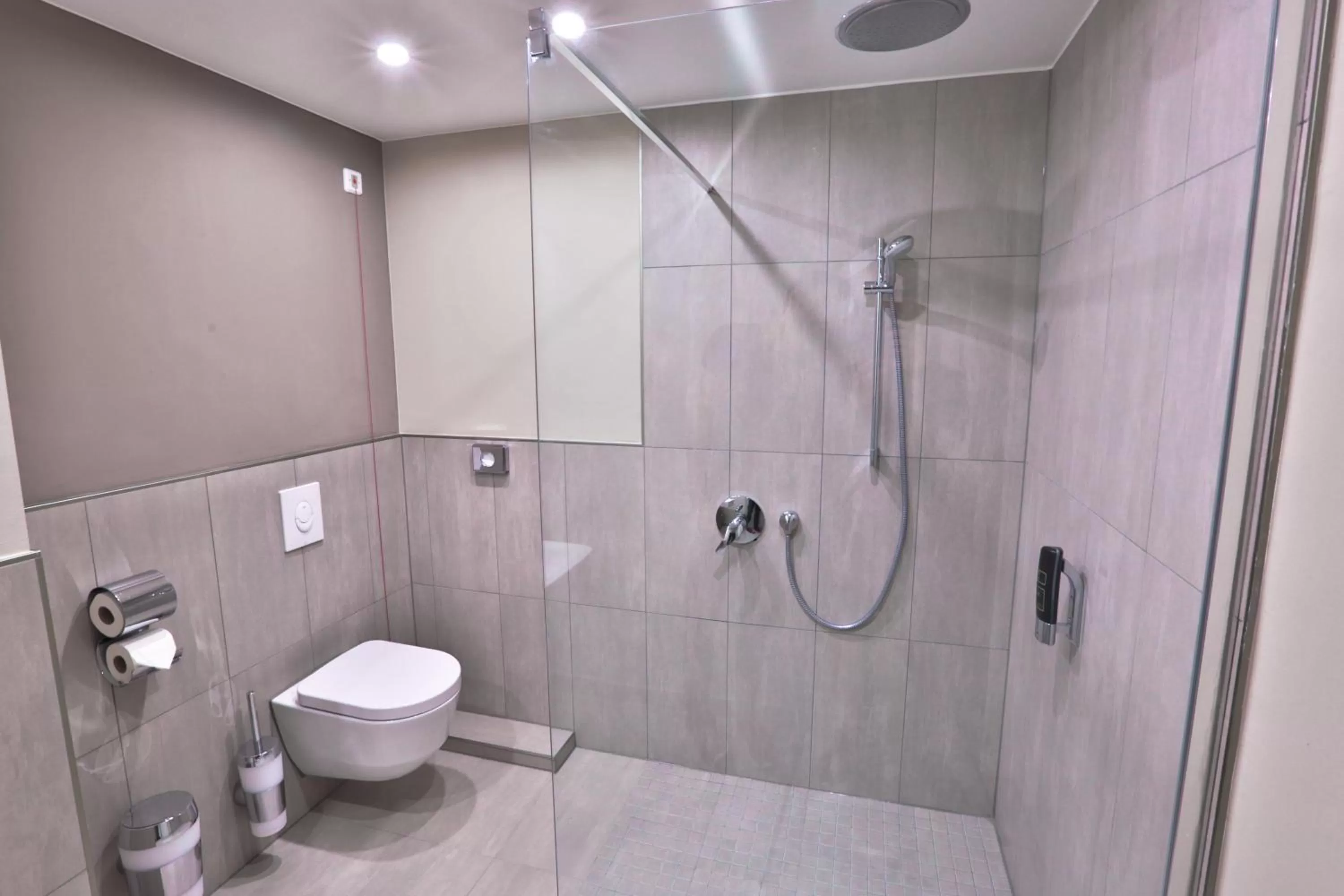 Shower in Ocak Aparthotel