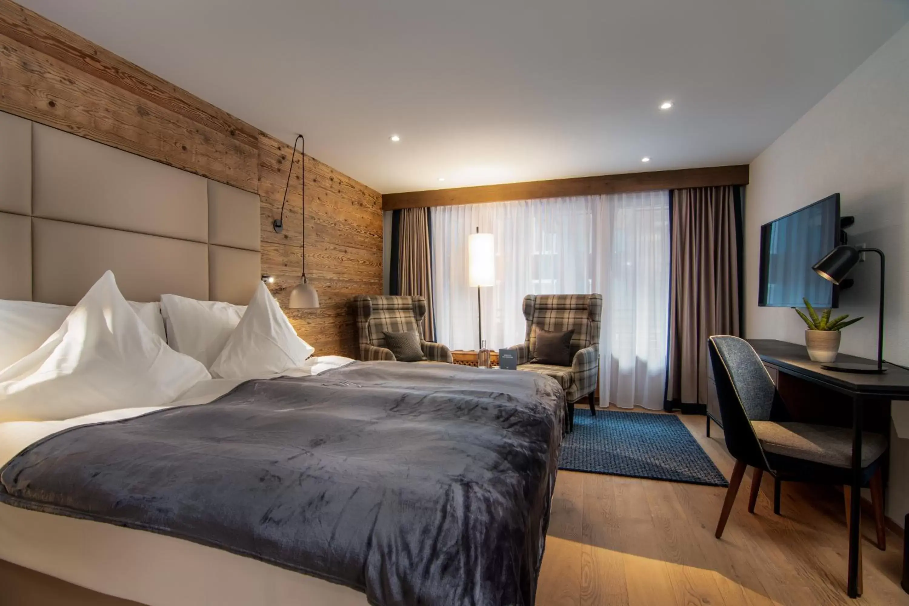 Photo of the whole room, Bed in Walliserhof Grand-Hotel & Spa Relais & Châteaux