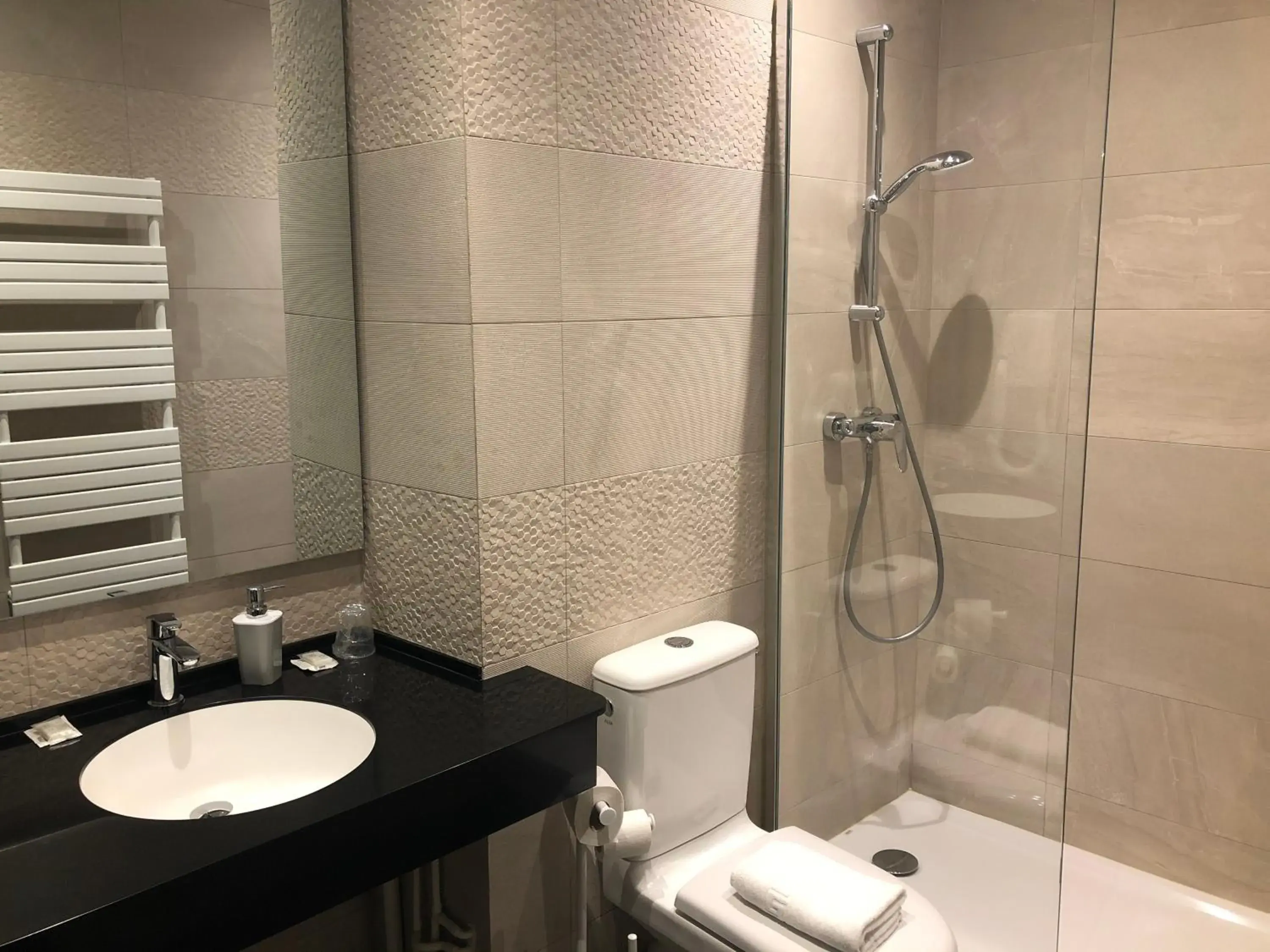 Bathroom in Hotel du Dragon