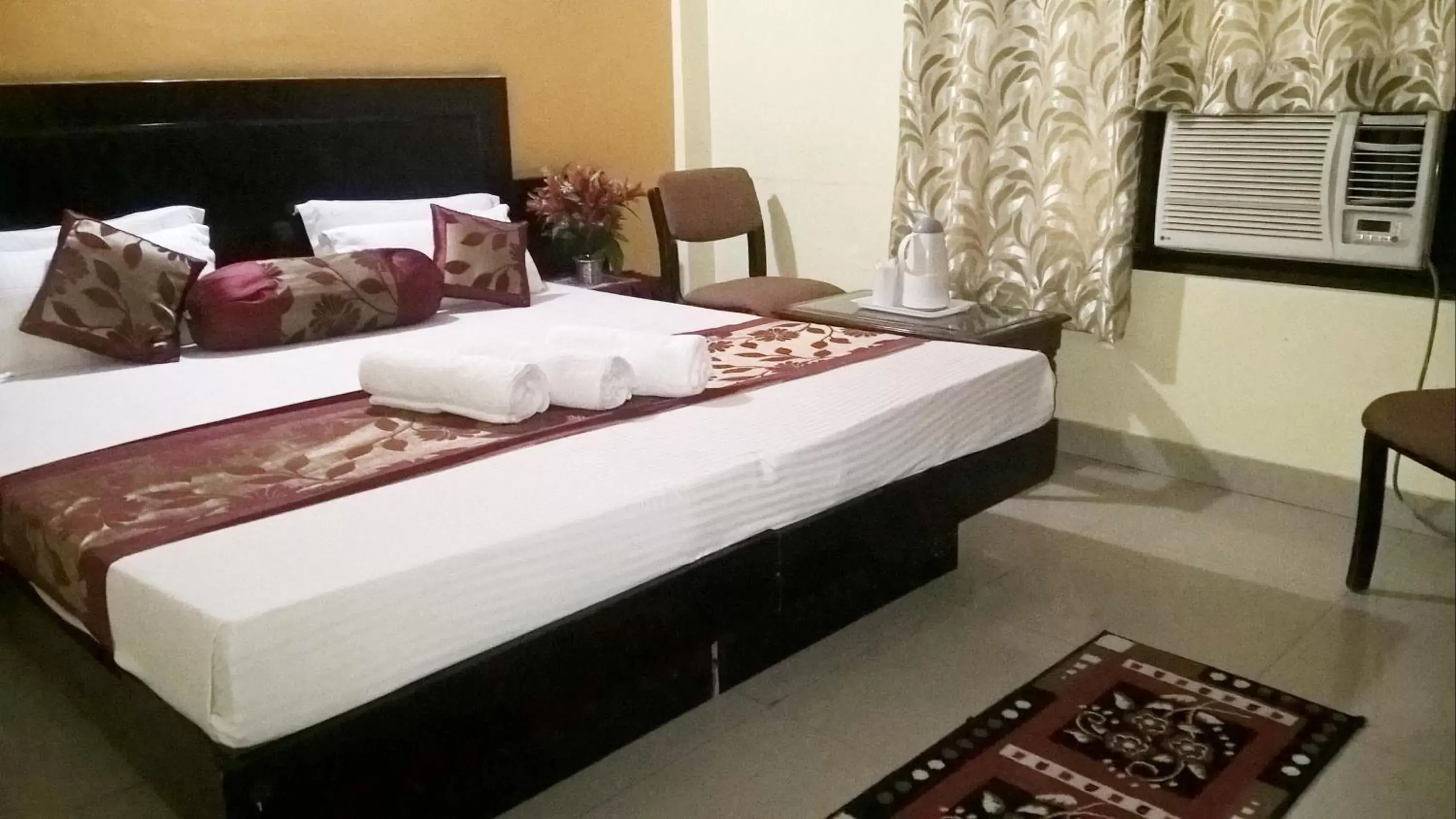 Living room, Bed in Hotel Su Shree Continental 5 Minutes Walk From New Delhi Railway Station