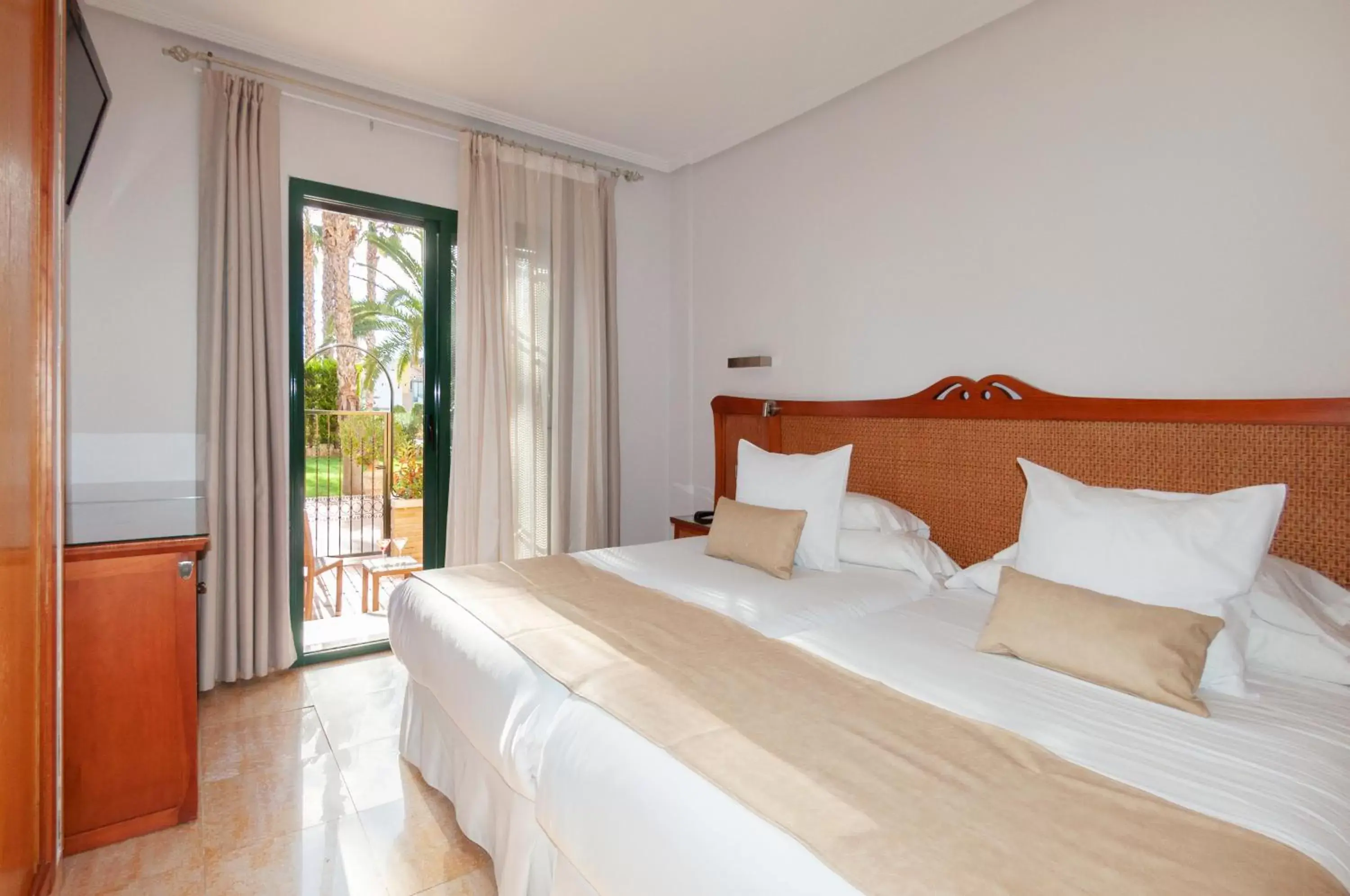 Balcony/Terrace, Bed in Hotel La Laguna Spa & Golf