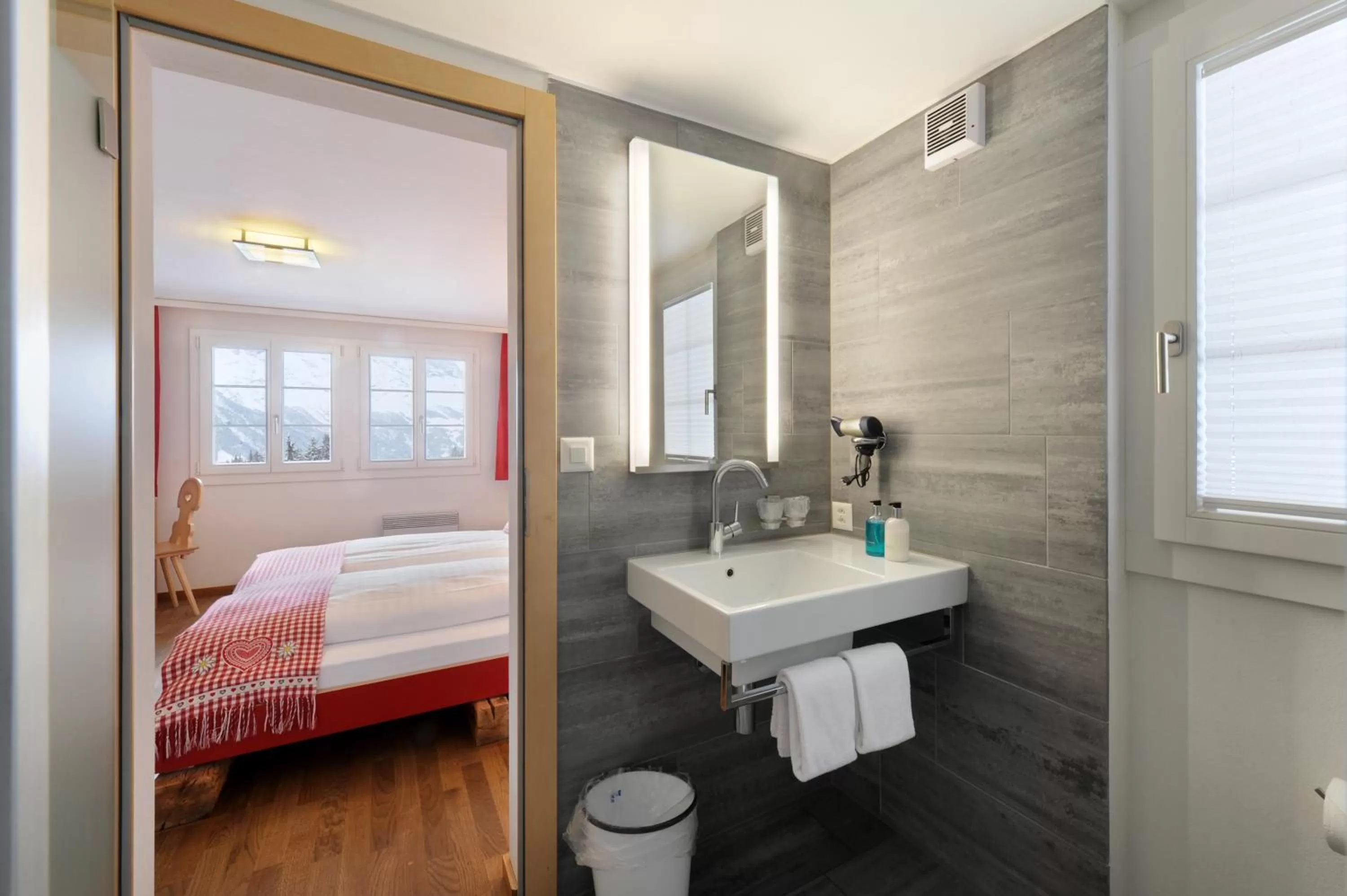 Bathroom, Bed in Alpinhotel Bort