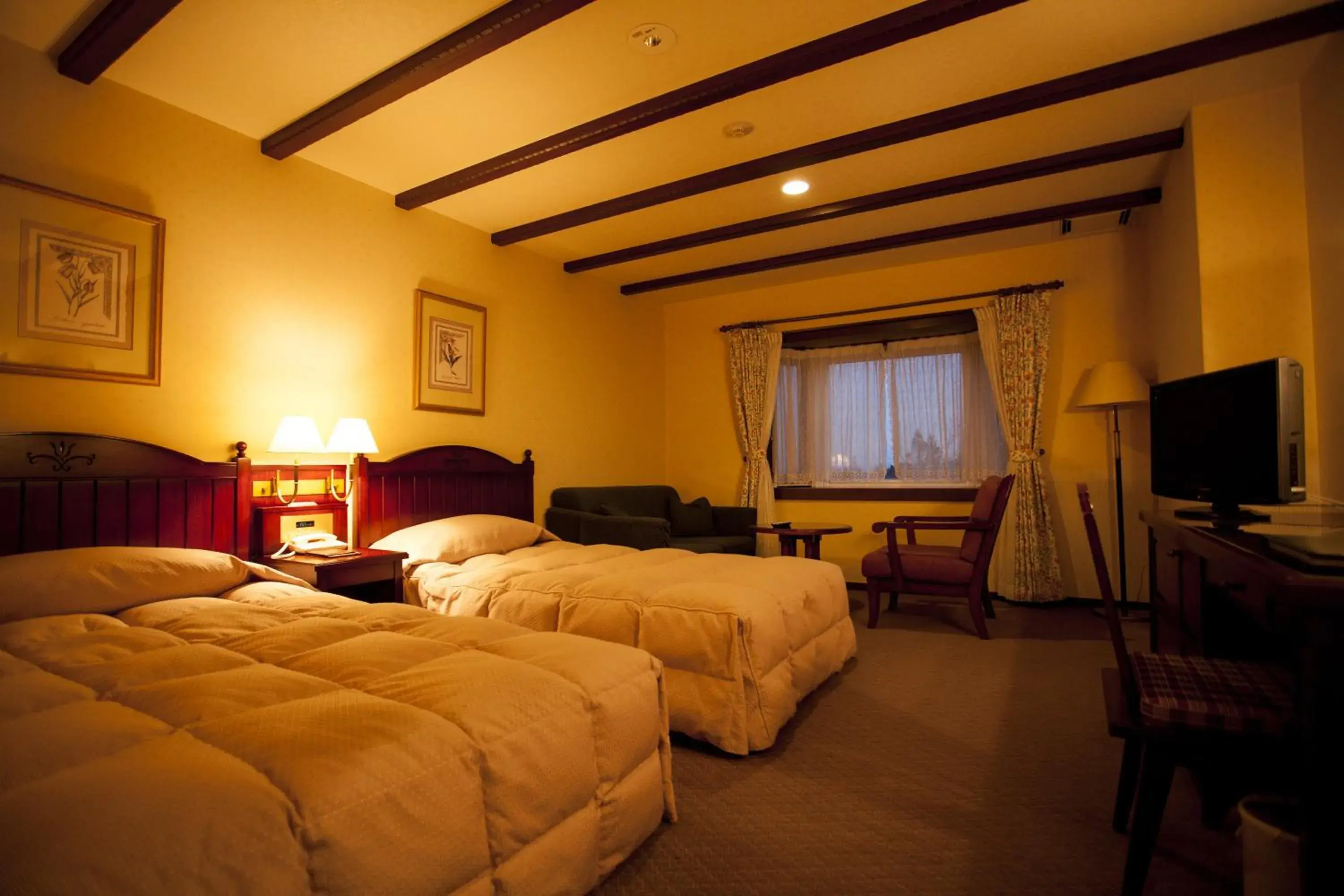 Photo of the whole room, Bed in Sun Members Hirugano Hotel