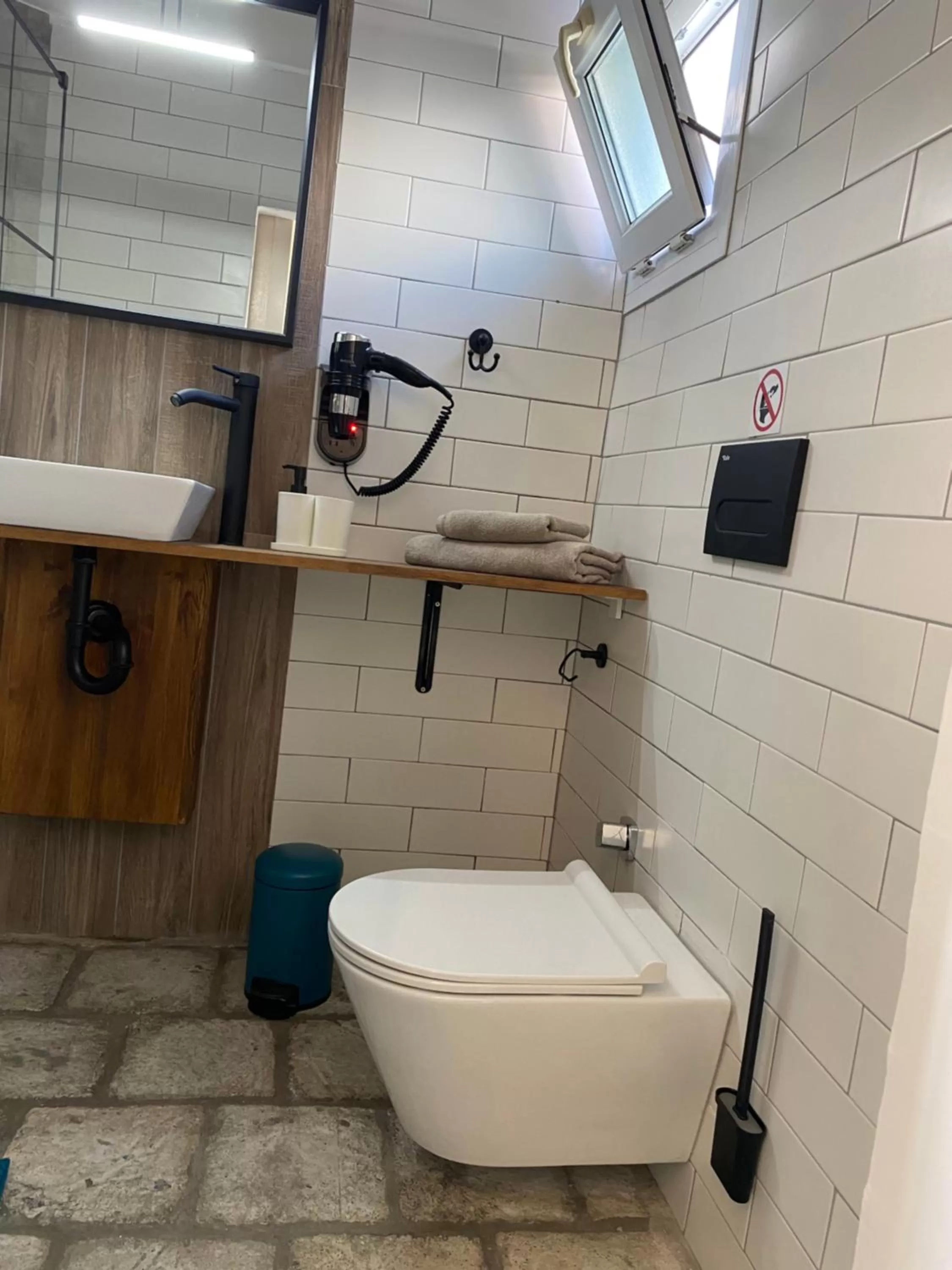 Shower in Sunside Inn Hotel