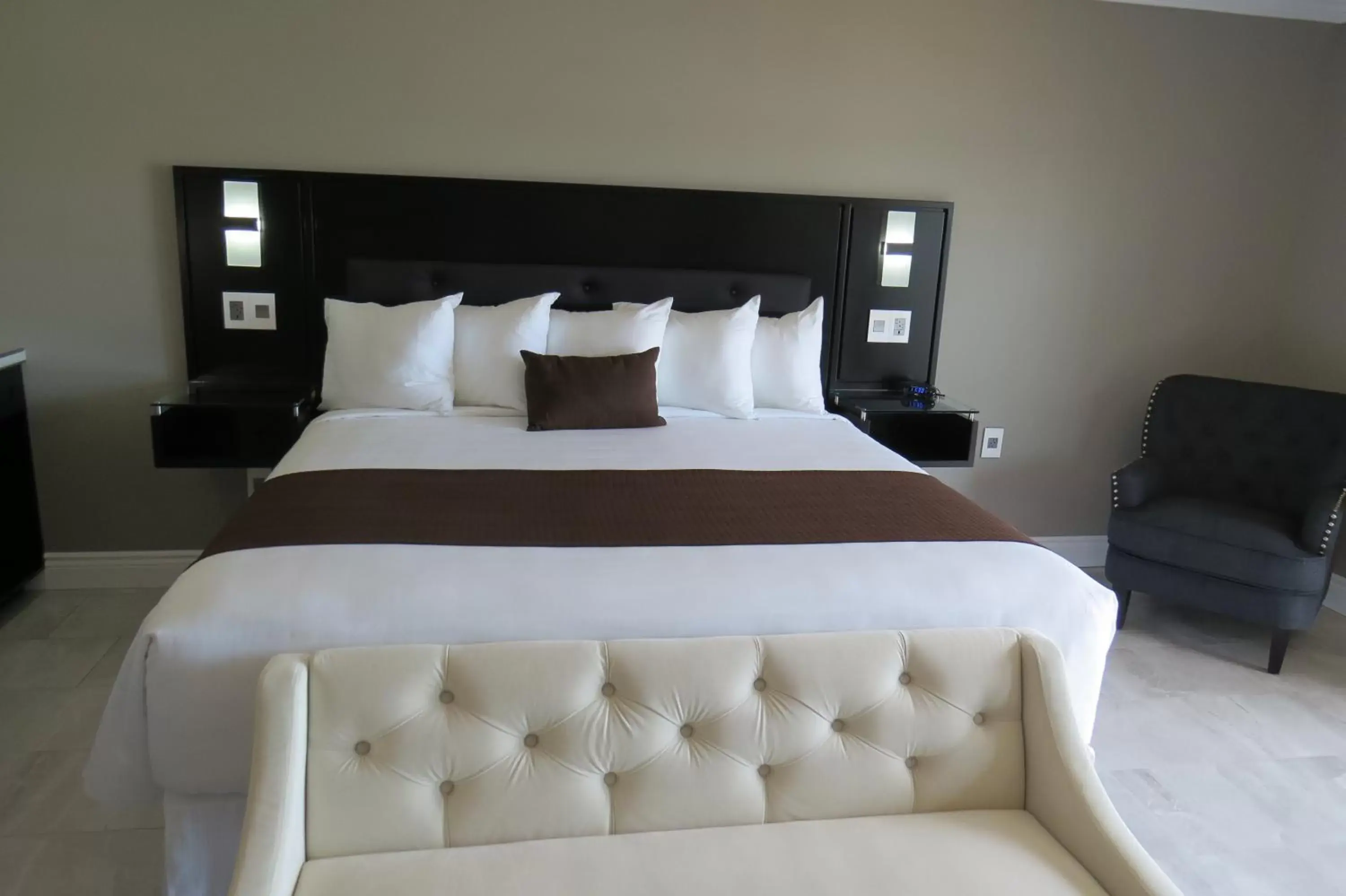 Bed in Dockside Suites