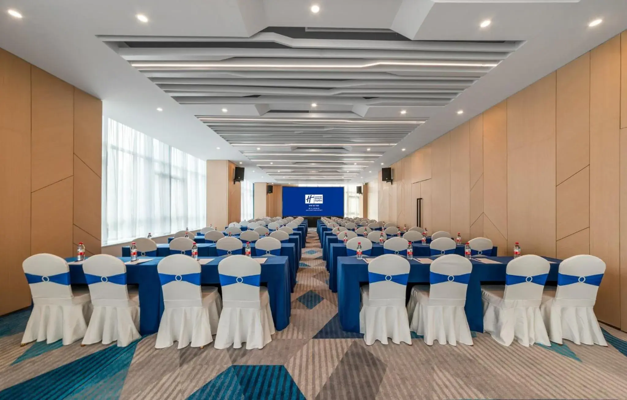 Meeting/conference room in Holiday Inn Express Linyi North New District, an IHG Hotel