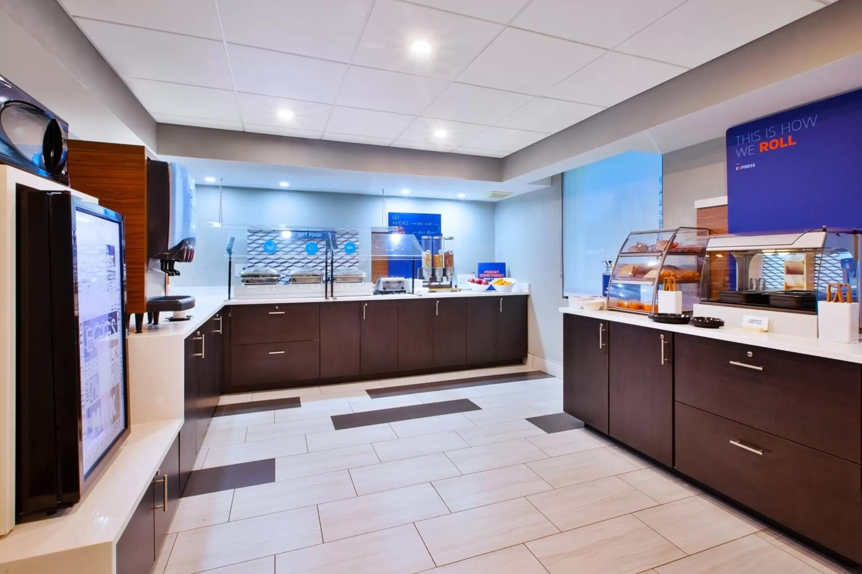 Breakfast, Kitchen/Kitchenette in Holiday Inn Express Fairfax-Arlington Boulevard, an IHG Hotel