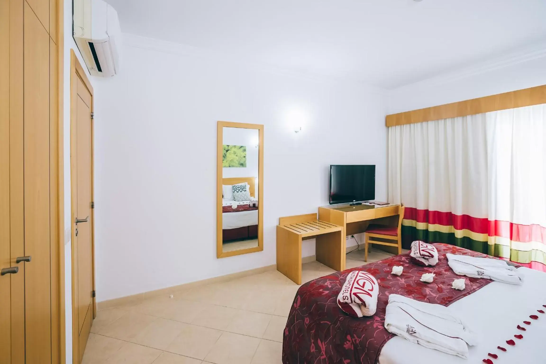 Bedroom, TV/Entertainment Center in Grand Muthu Forte do Vale