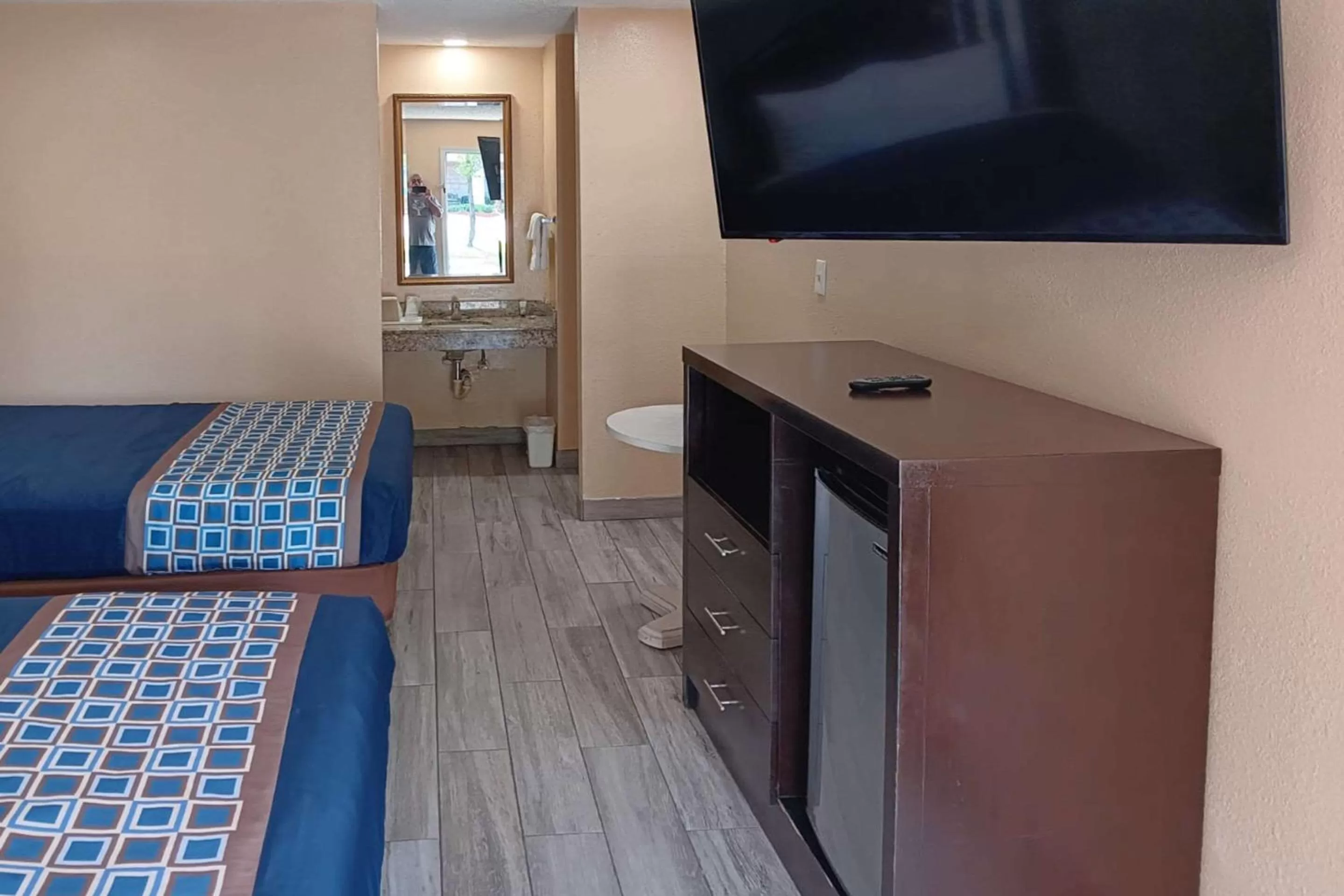 Bedroom, Bed in Rodeway Inn Lake City I-75