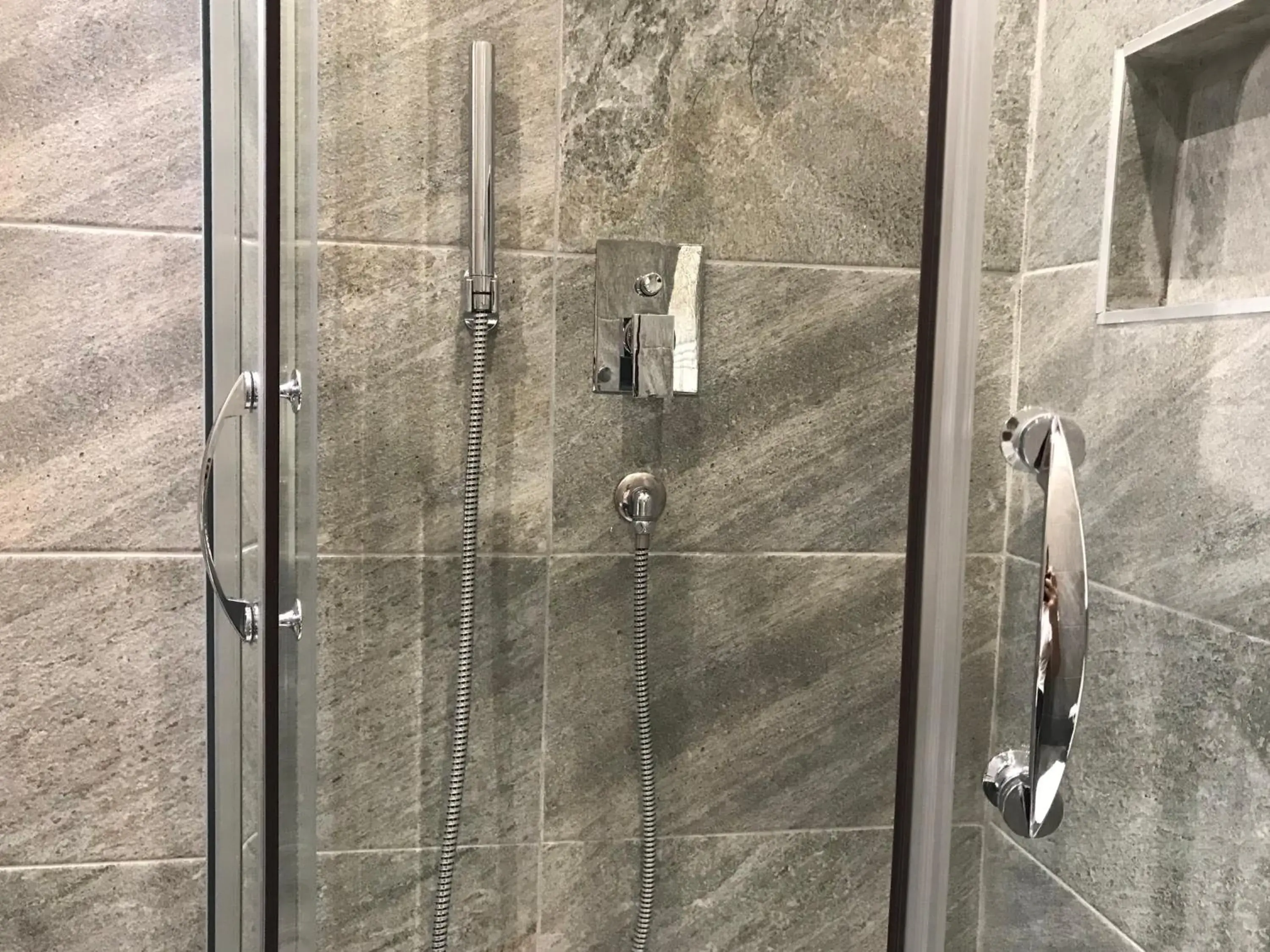 Shower, Bathroom in Hotel Mec