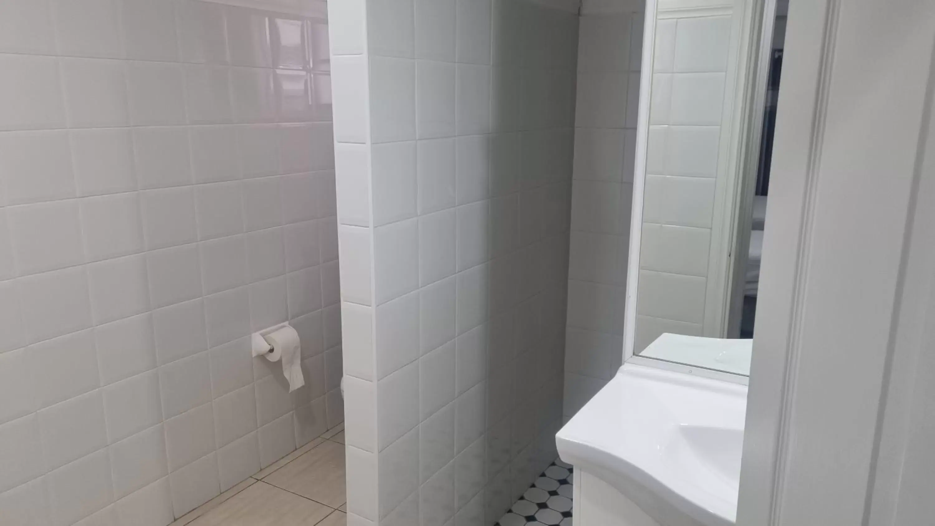 Shower, Bathroom in Forstay Motel