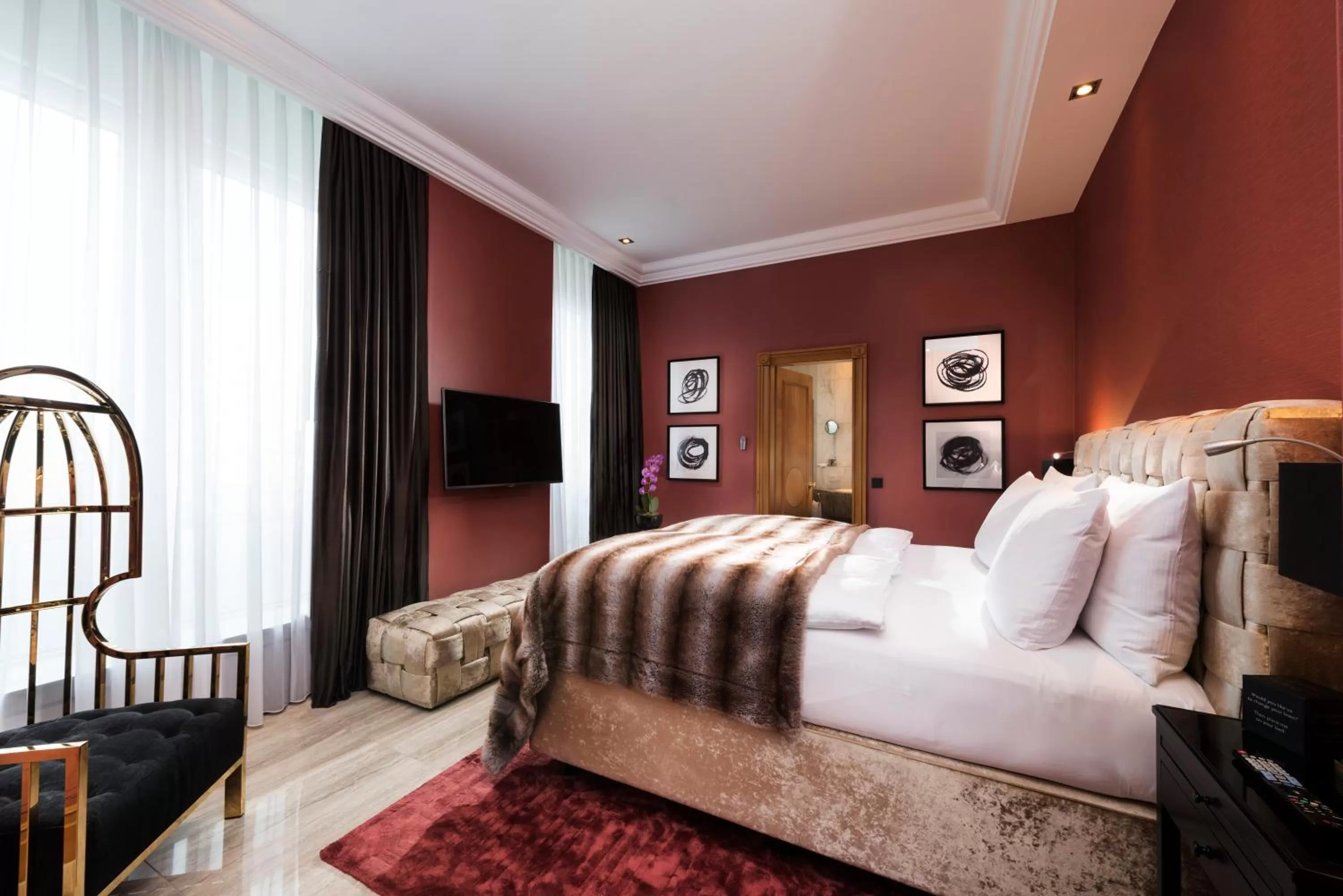 Photo of the whole room, Bed in Hotel Palace Berlin