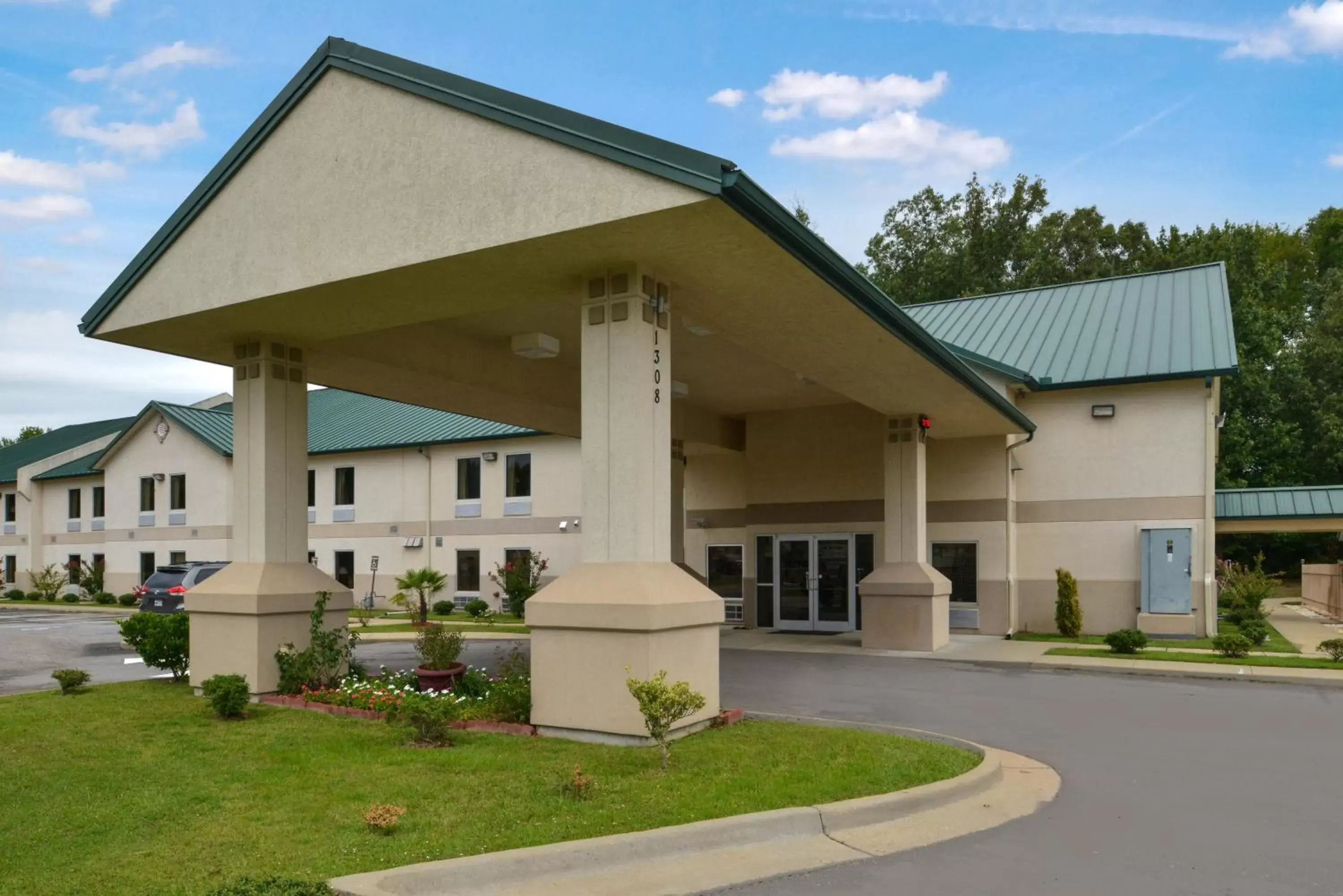 Facade/entrance, Property Building in Star City Inn & Suites