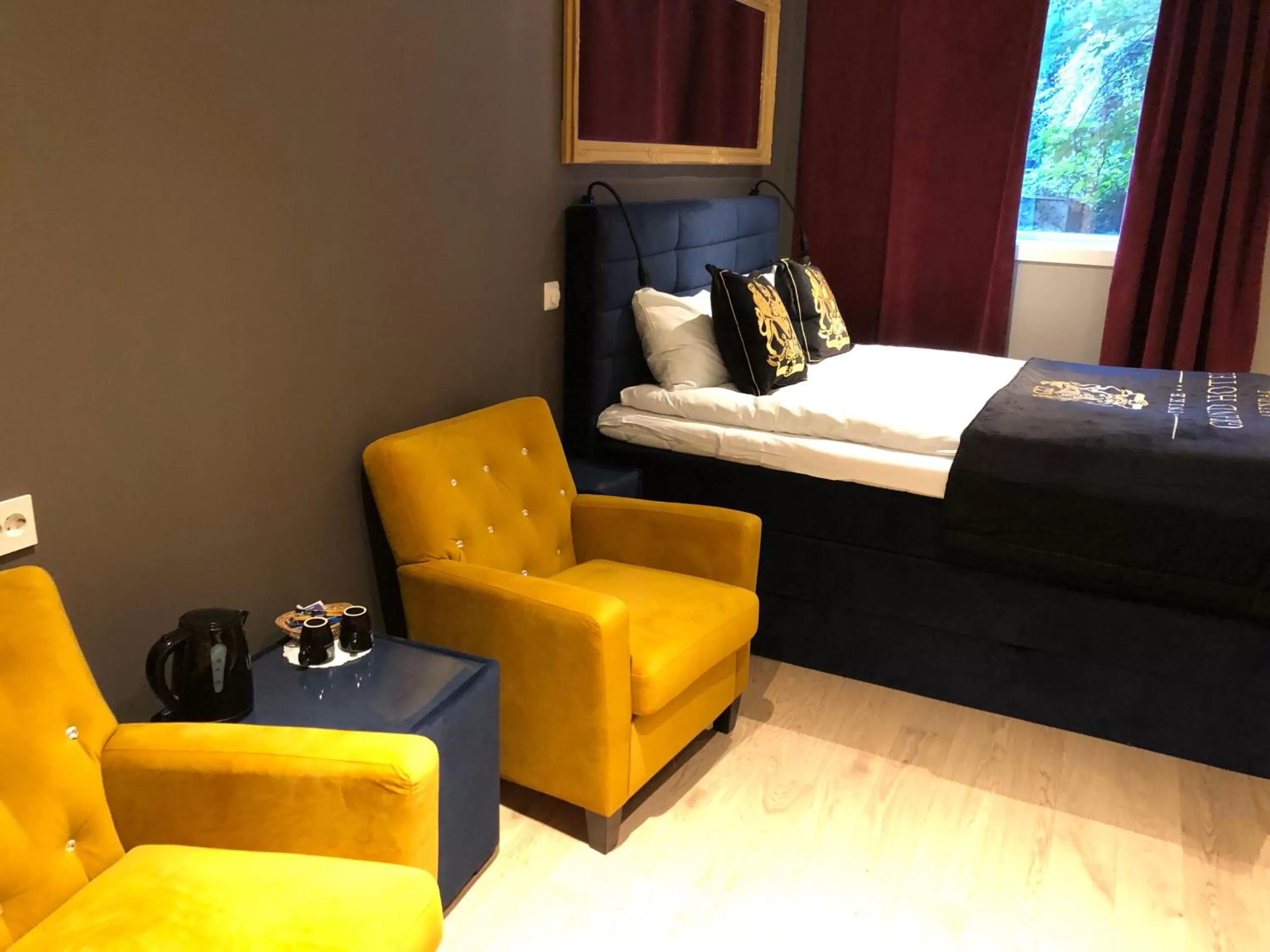 Bedroom, Bed in Grand Hotel Arendal - Unike Hoteller