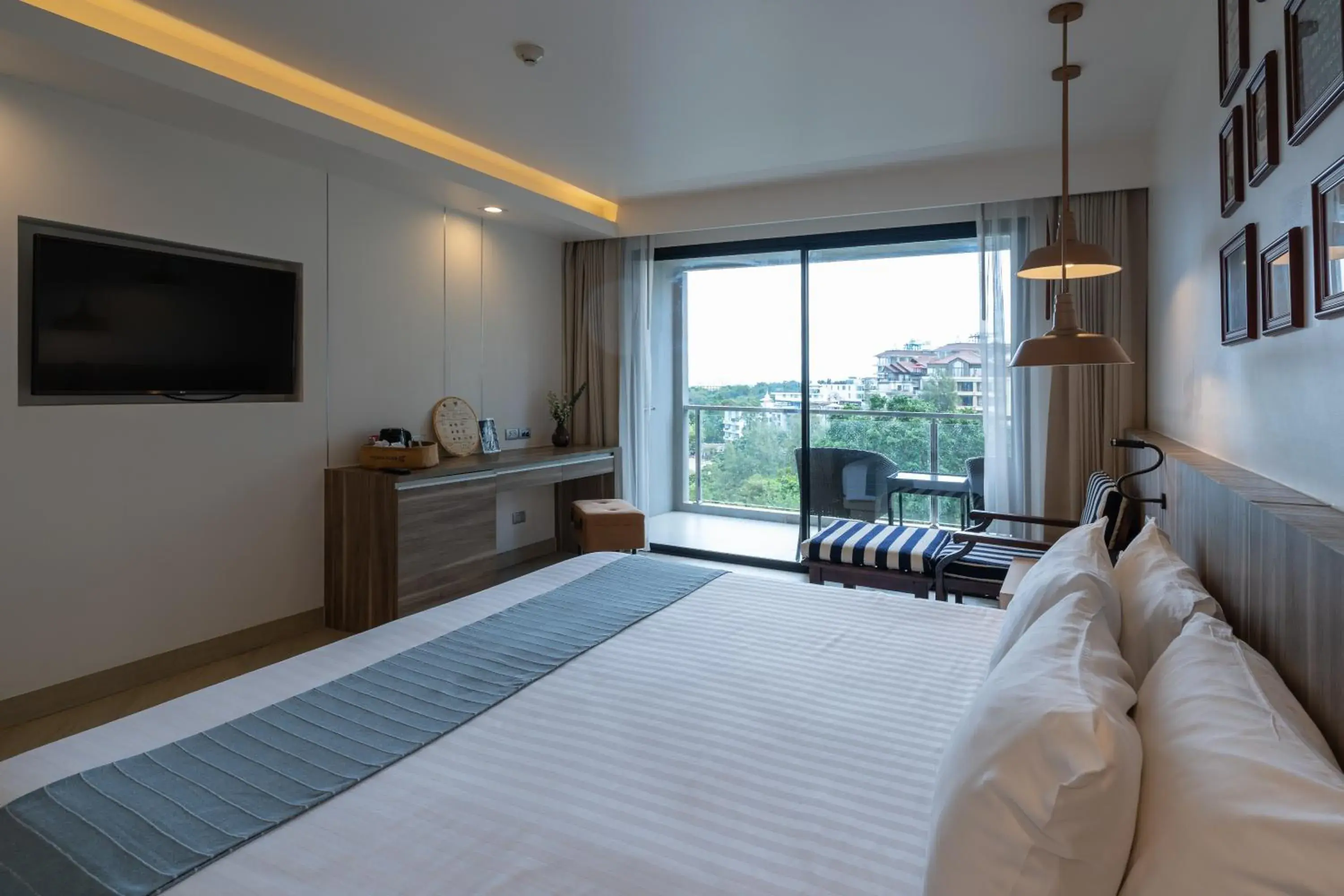 Bedroom in Golden Tulip Pattaya Beach Resort
