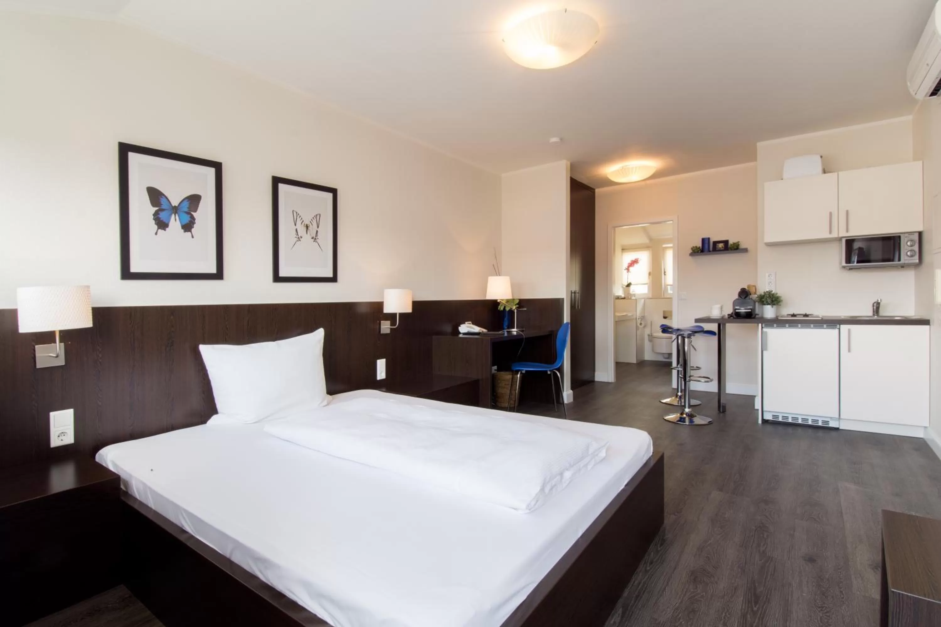 Photo of the whole room, Bed in Carlstadt Suites Düsseldorf