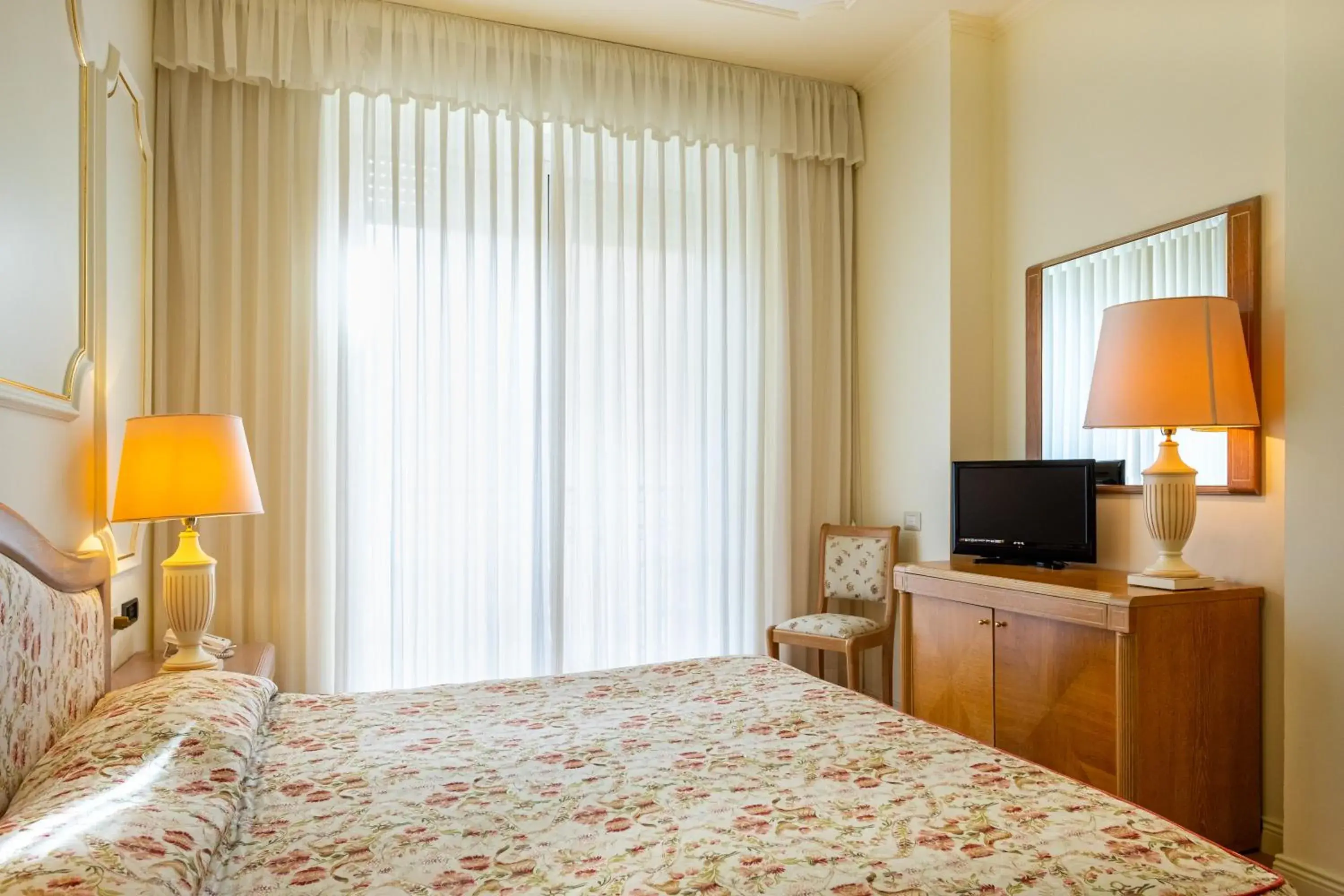 Bedroom, Bed in Hotel Astoria