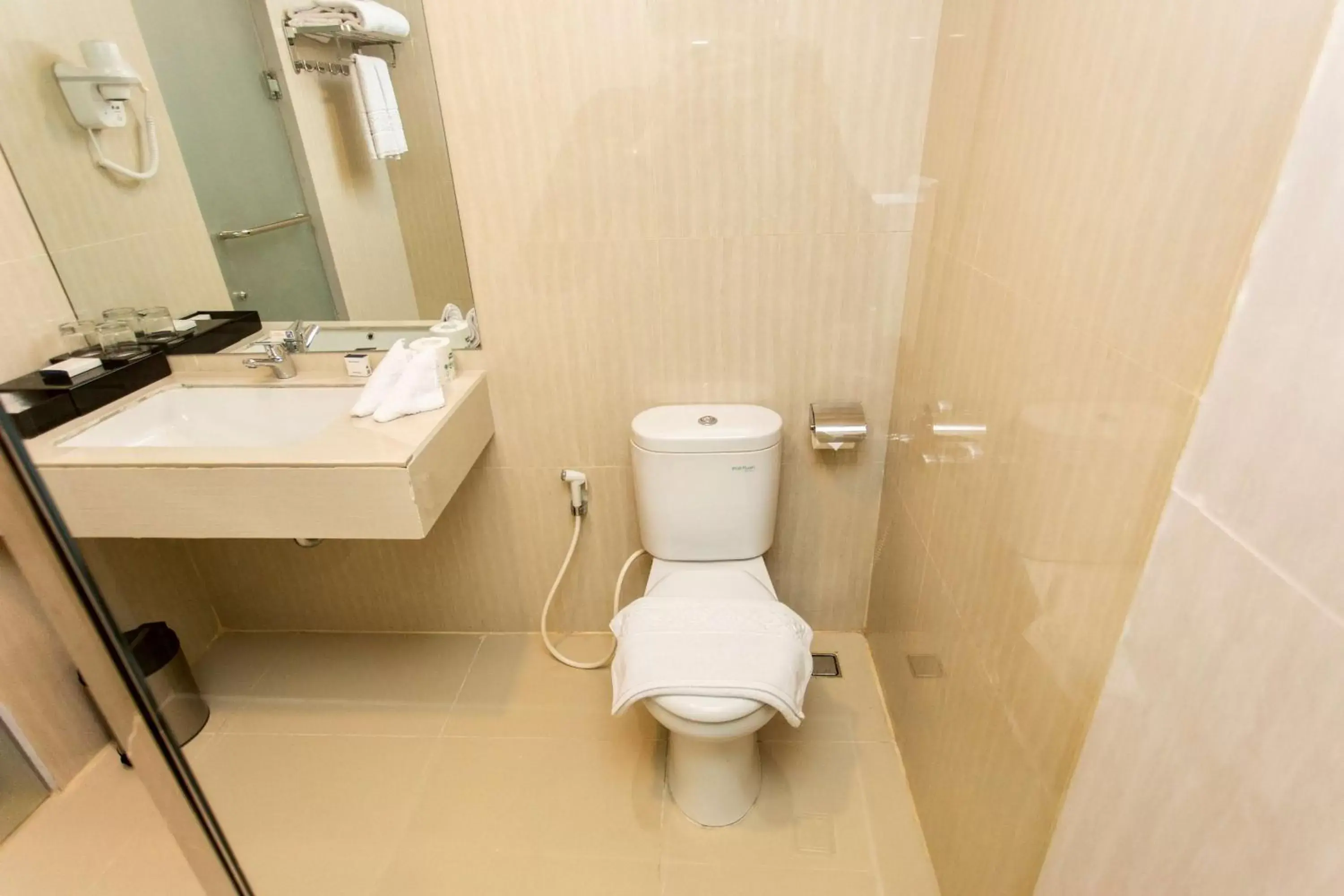 Photo of the whole room, Bathroom in Best Western Batang Garing