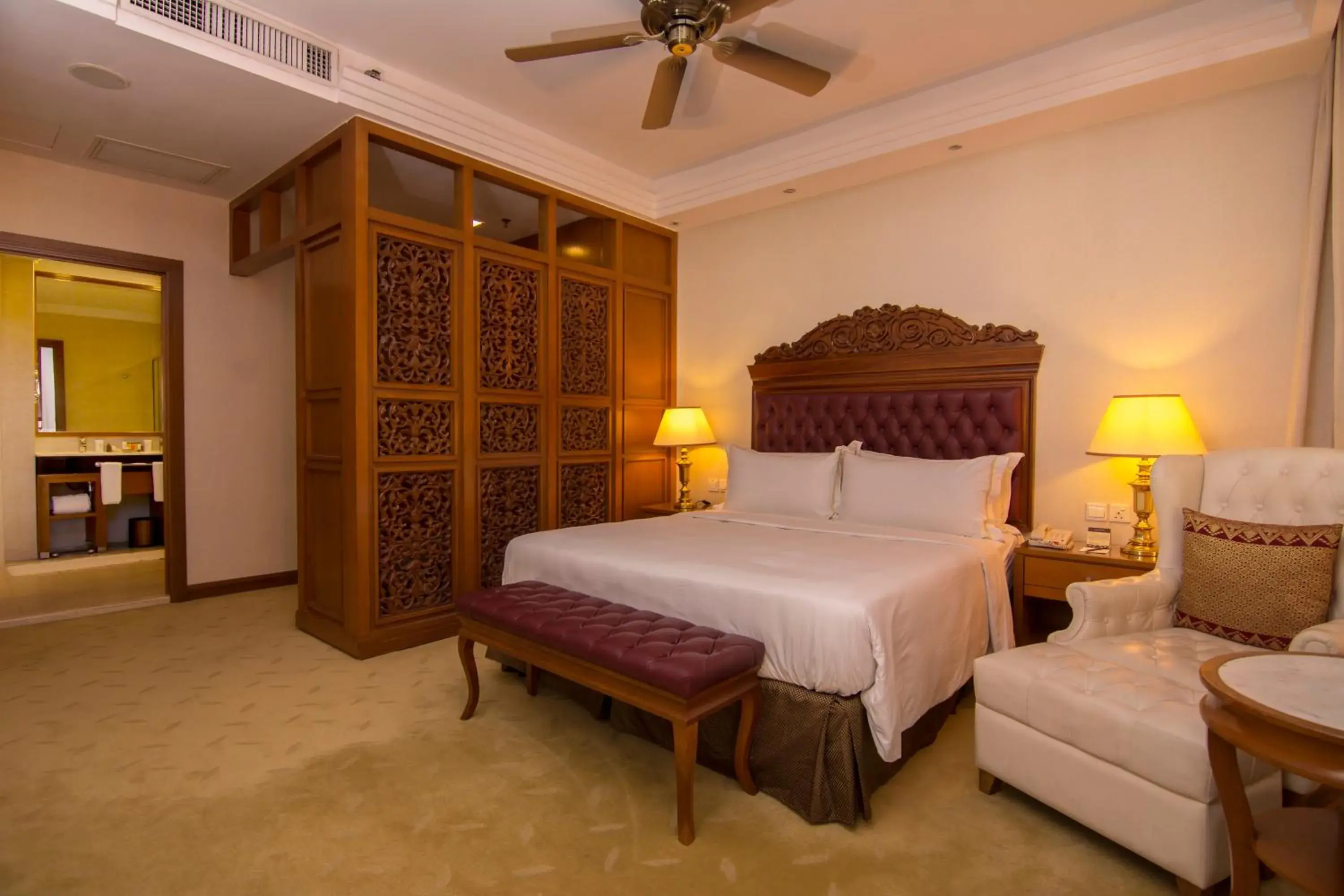 Photo of the whole room, Bed in Royale Chulan Kuala Lumpur