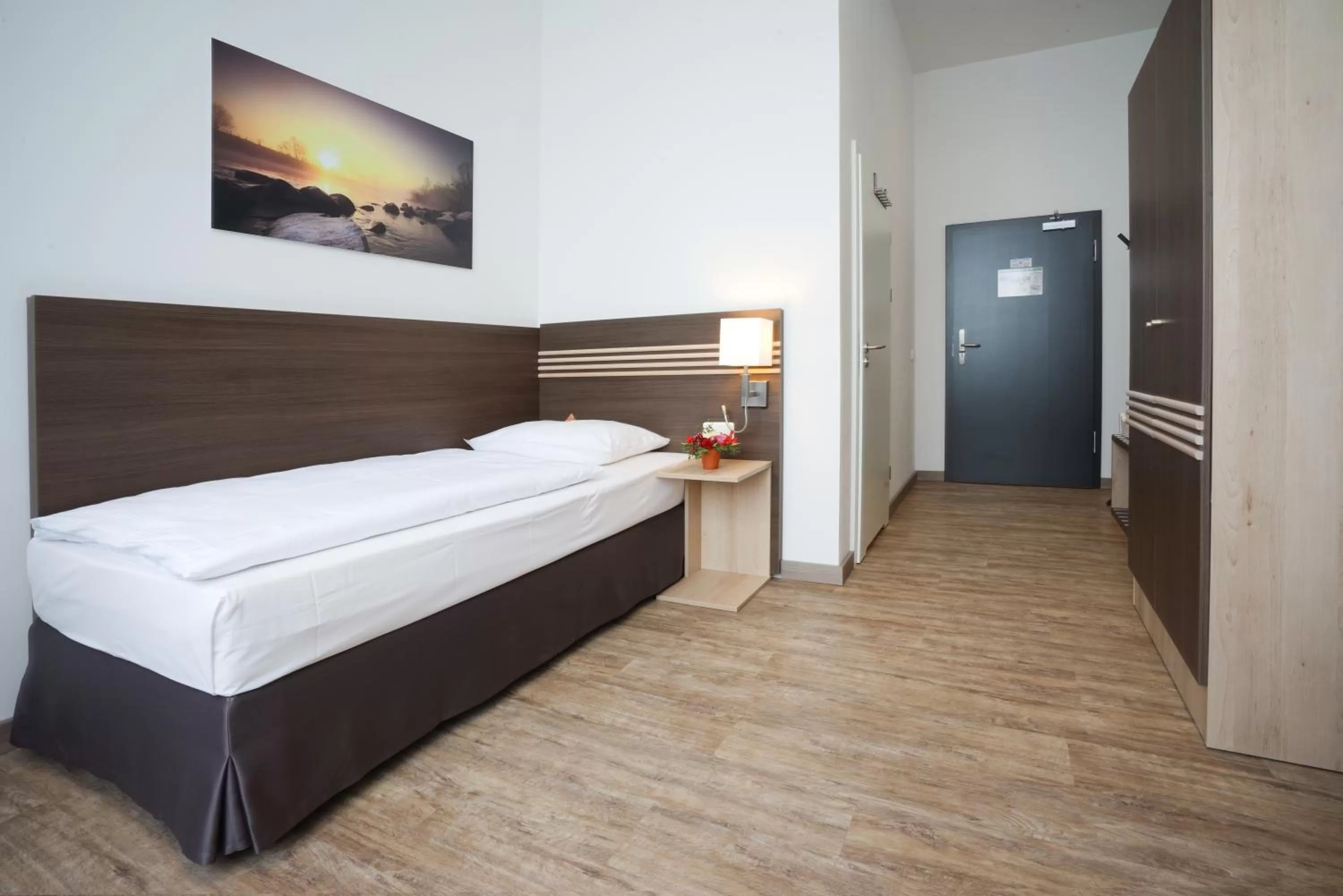 Photo of the whole room, Bed in Ruhr Inn Hotel