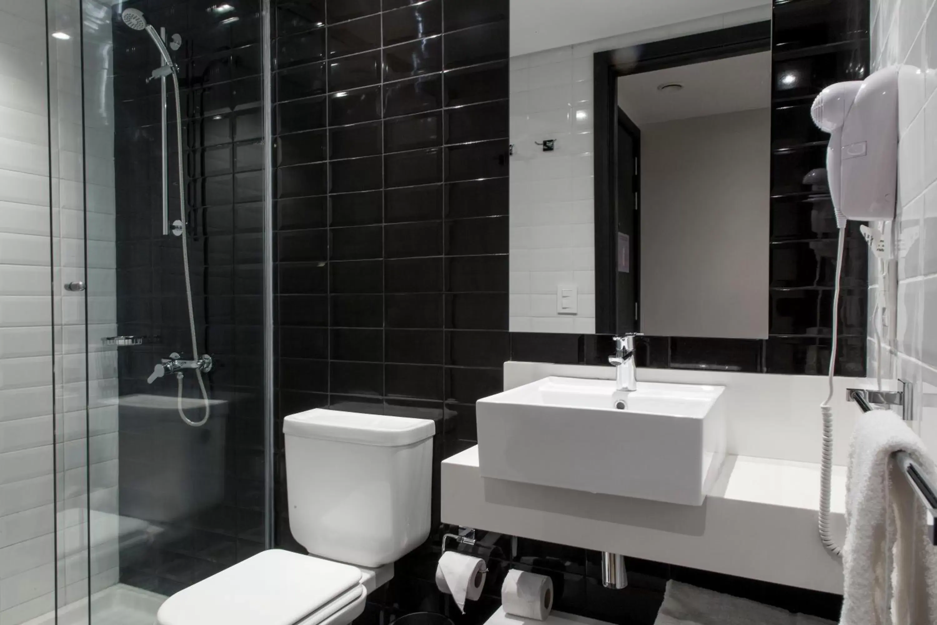 Bathroom in ibis Styles Montevideo Biarritz