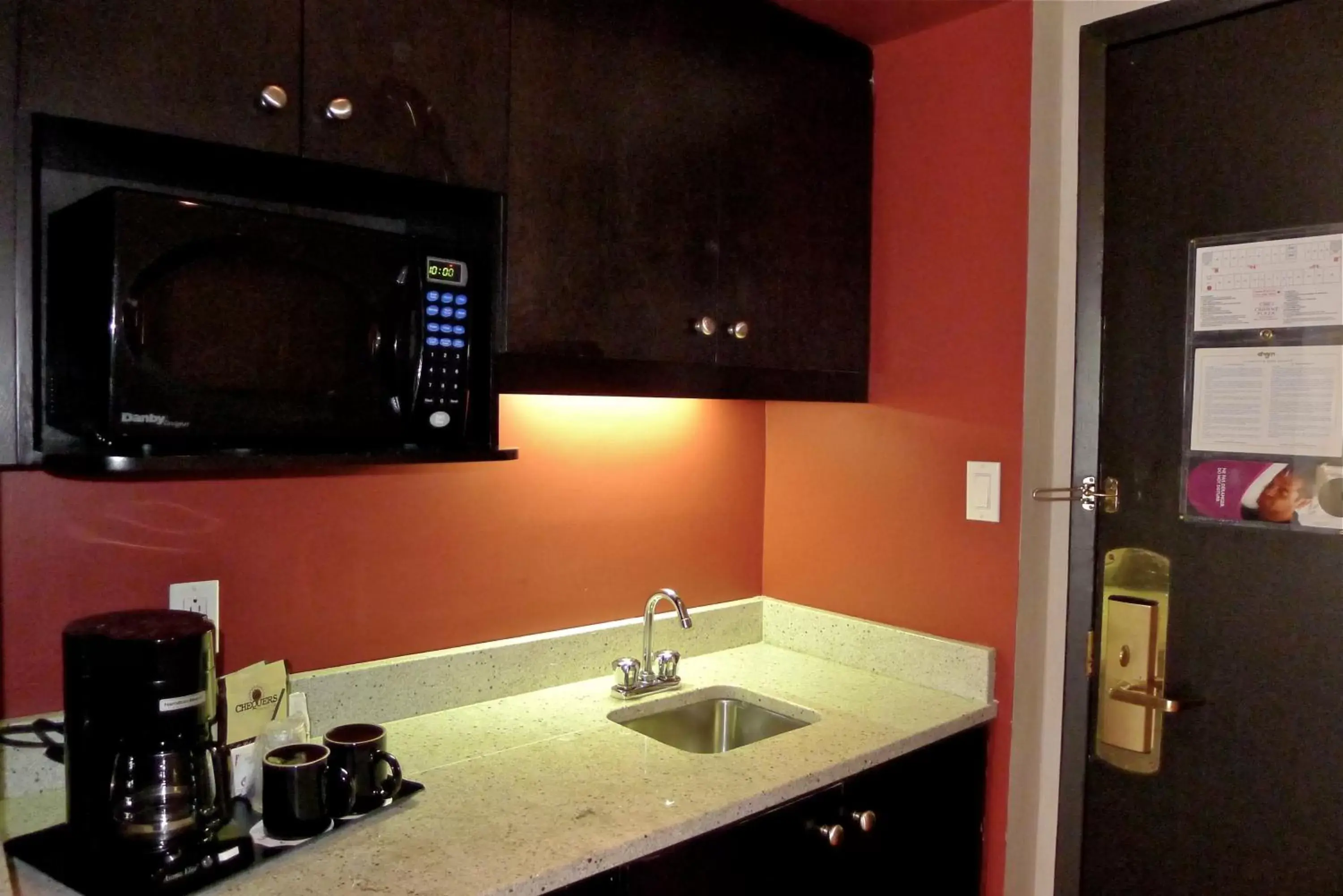 Kitchen or kitchenette, Bathroom in Armon Plaza Montreal Airpt, Trademark Collection by Wyndham