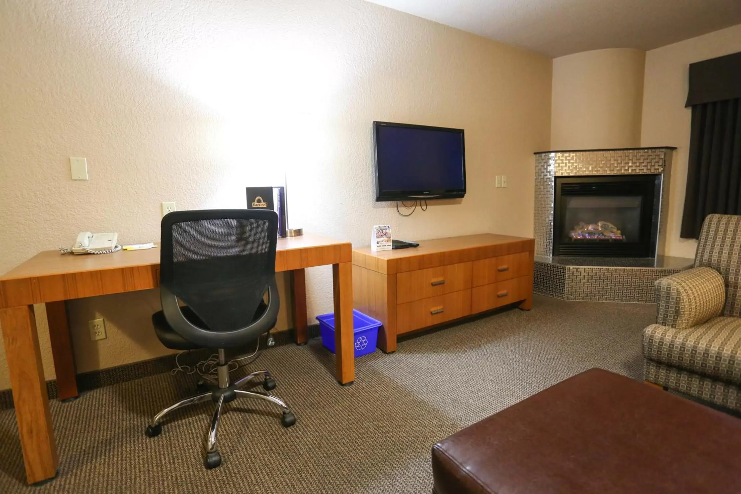 Seating area, TV/Entertainment Center in Days Inn by Wyndham Calgary Airport