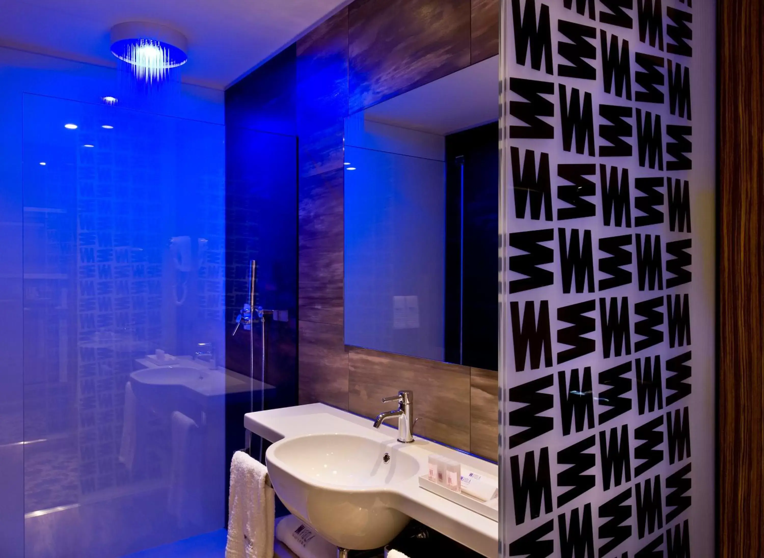 Bathroom in Viola Mhotel